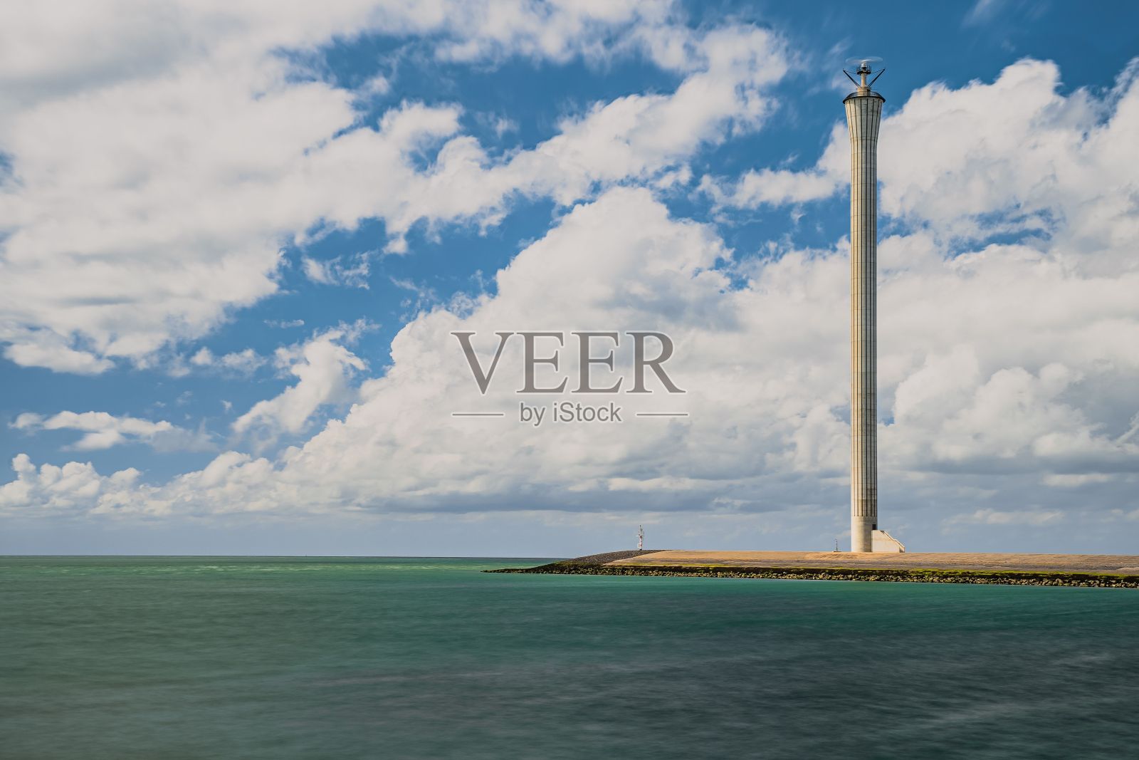 冰岛Neeltje Jans，一座矗立在海岸岩石上的雄伟灯塔照片摄影图片