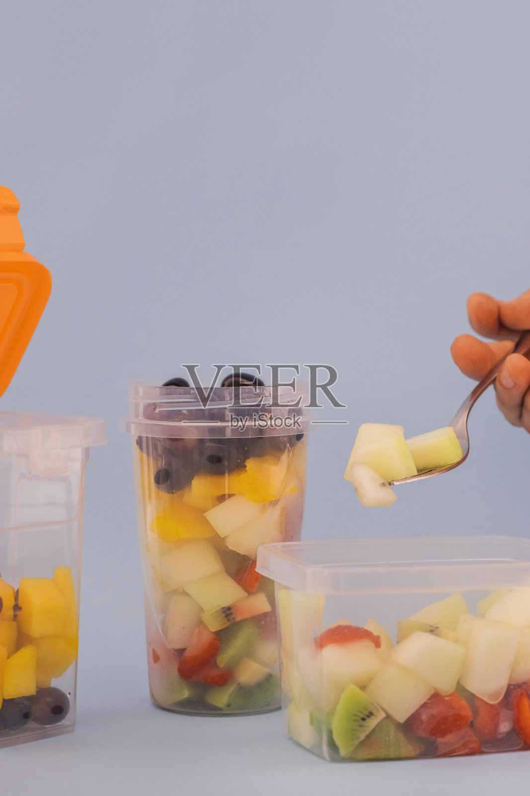 彩色背景的塑料食品容器照片摄影图片