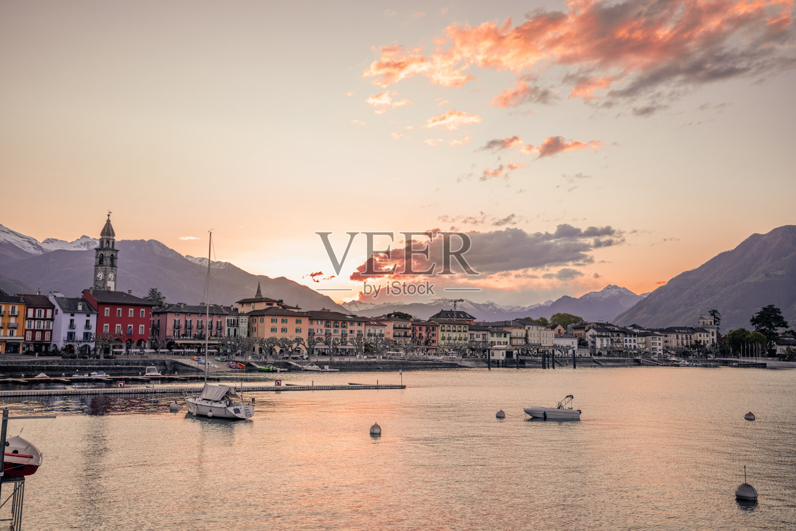 日出时瑞士马焦雷湖上的阿斯科纳照片摄影图片