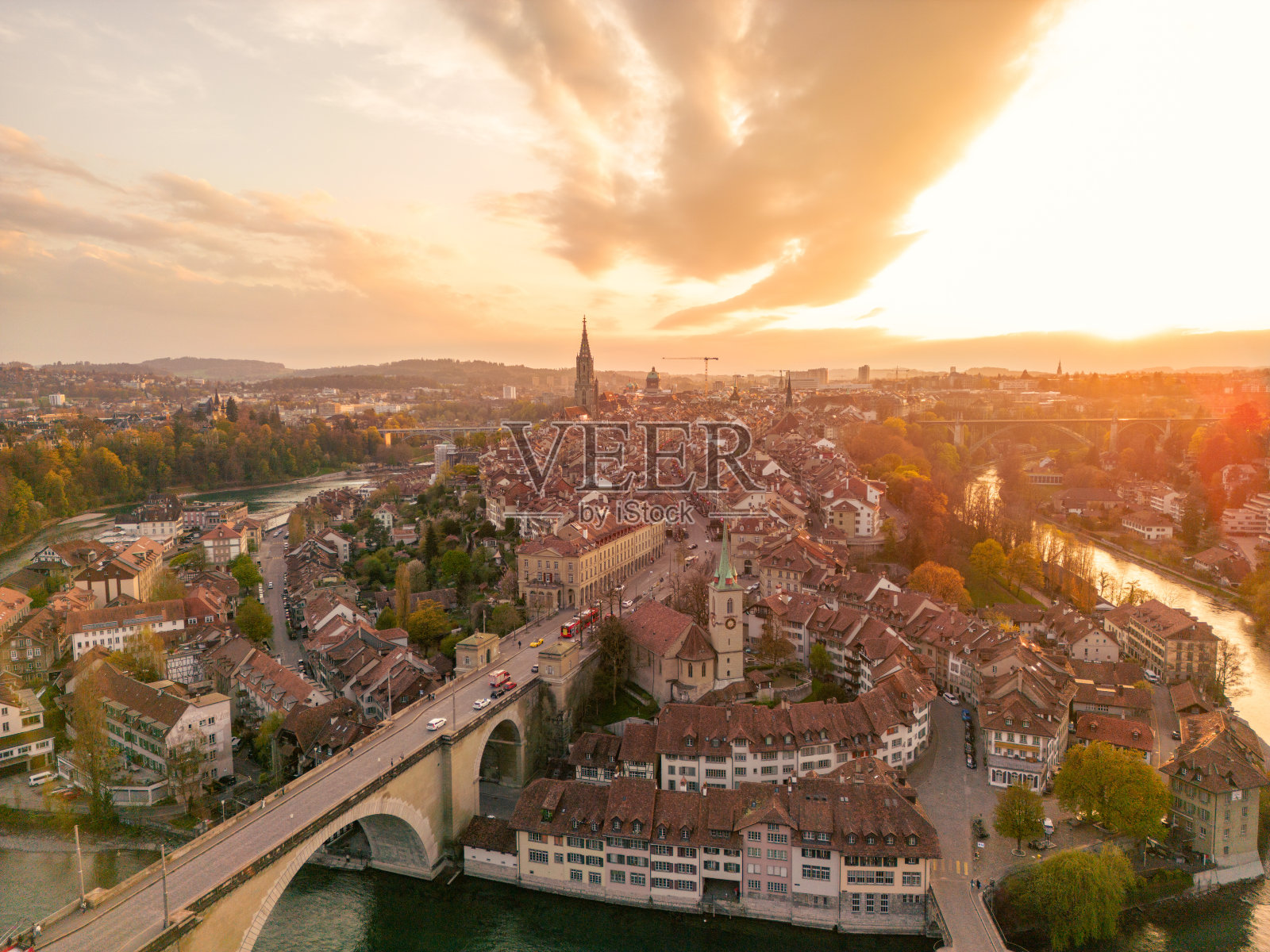 瑞士伯尔尼市日落时的无人机视角照片摄影图片