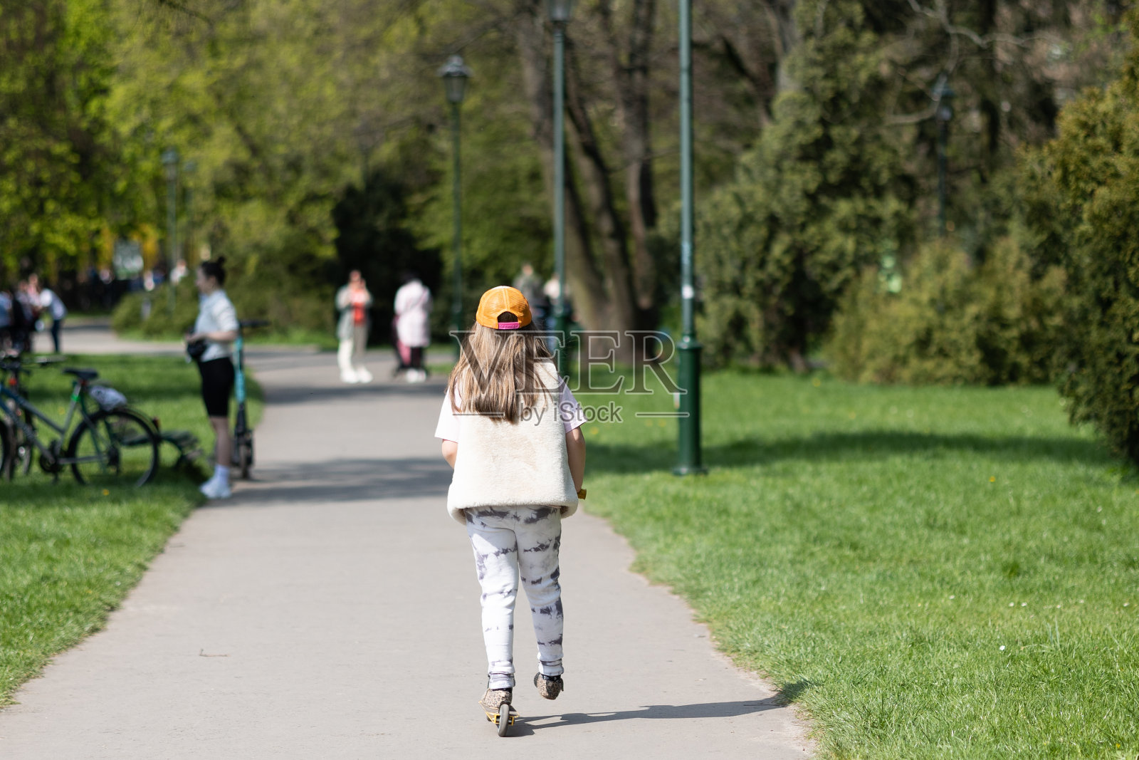 小女孩在公园里骑摩托车照片摄影图片