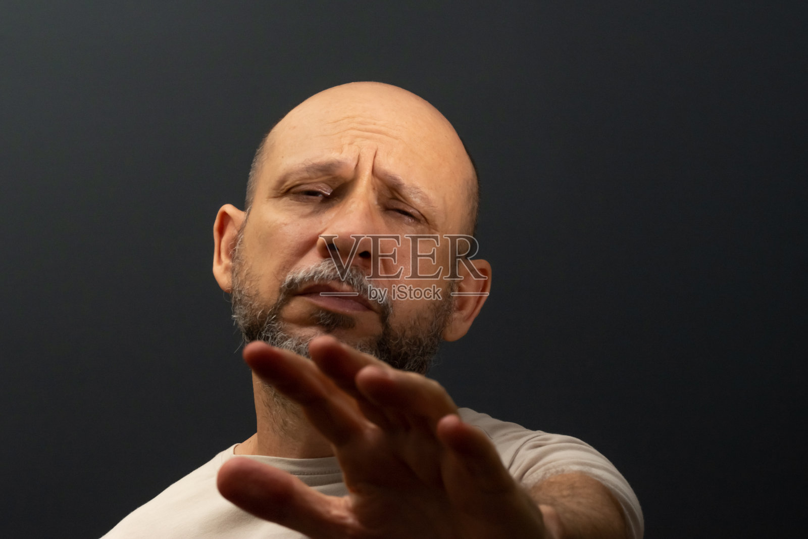 年长男人痛苦沮丧，虚弱无力照片摄影图片