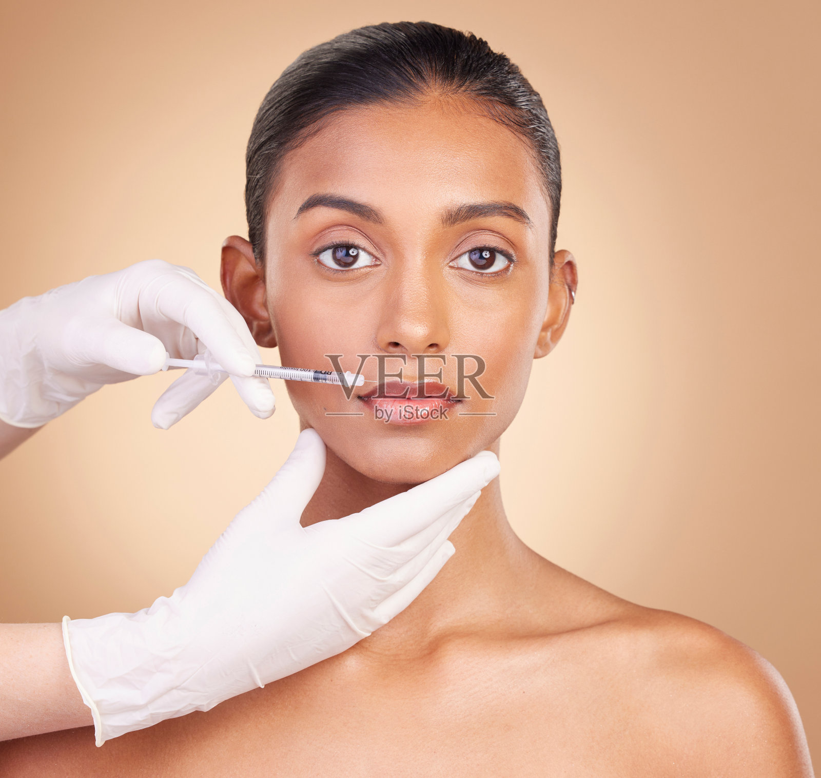 女人，脸和针肖像与美容和皮肤病学，护肤与整形手术的工作室背景。女性，手部和注射，整容手术与整容治疗和皮肤照片摄影图片