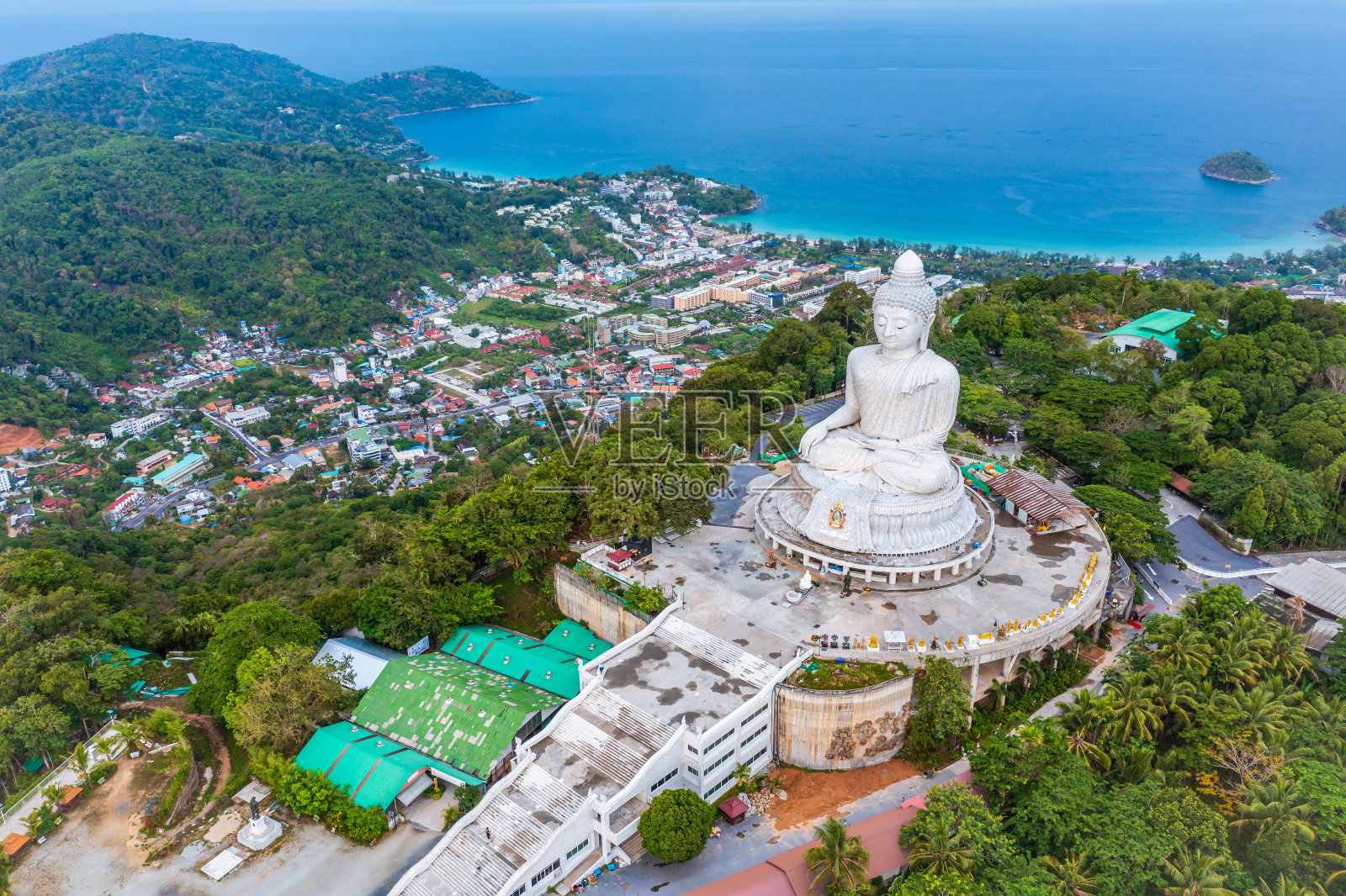 美丽的普吉岛白色大佛雕像在蓝天的背景。泰国普吉岛日出时的大佛鸟瞰图。照片摄影图片