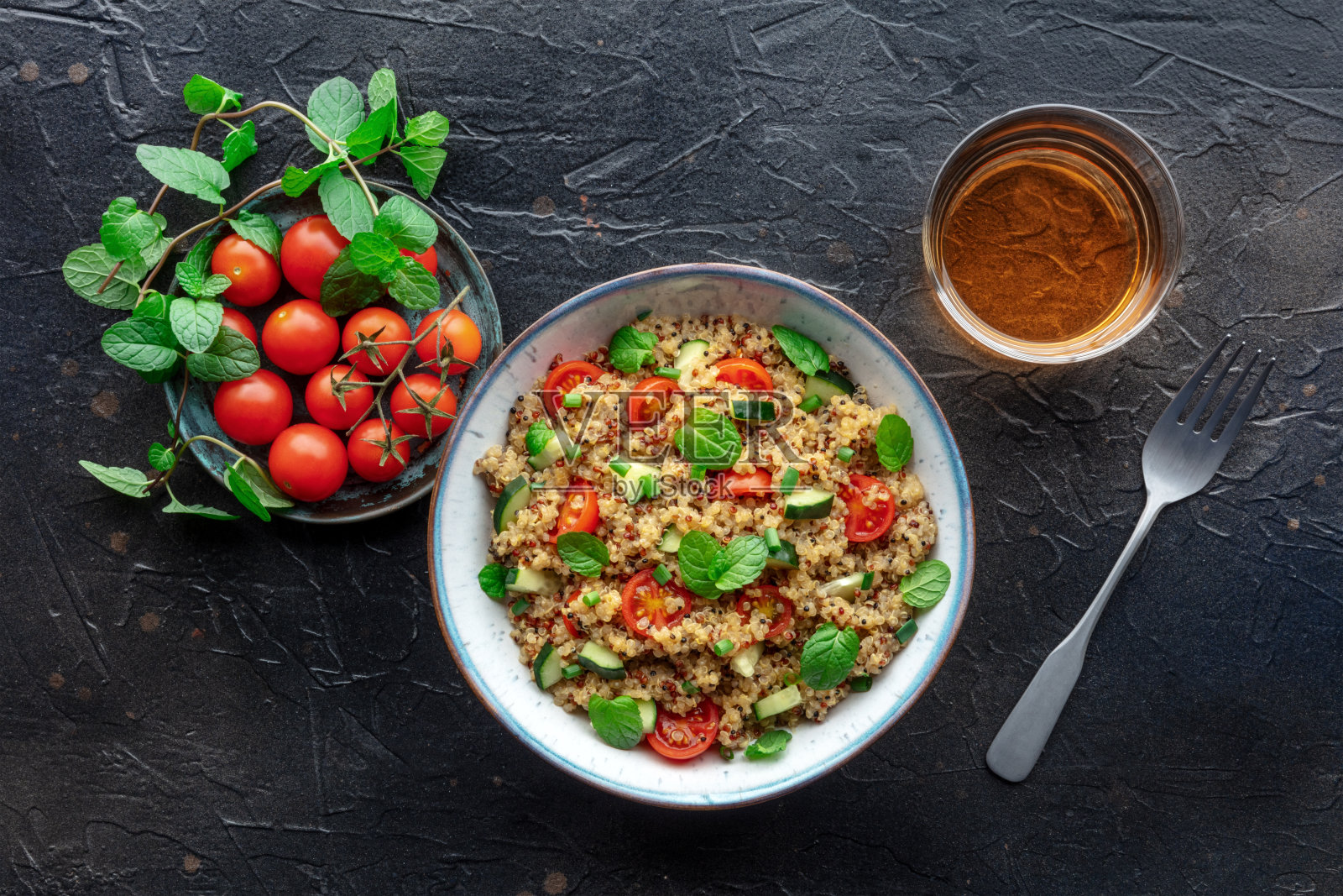 碗里的藜麦塔博勒沙拉，配上番茄和薄荷的健康晚餐照片摄影图片
