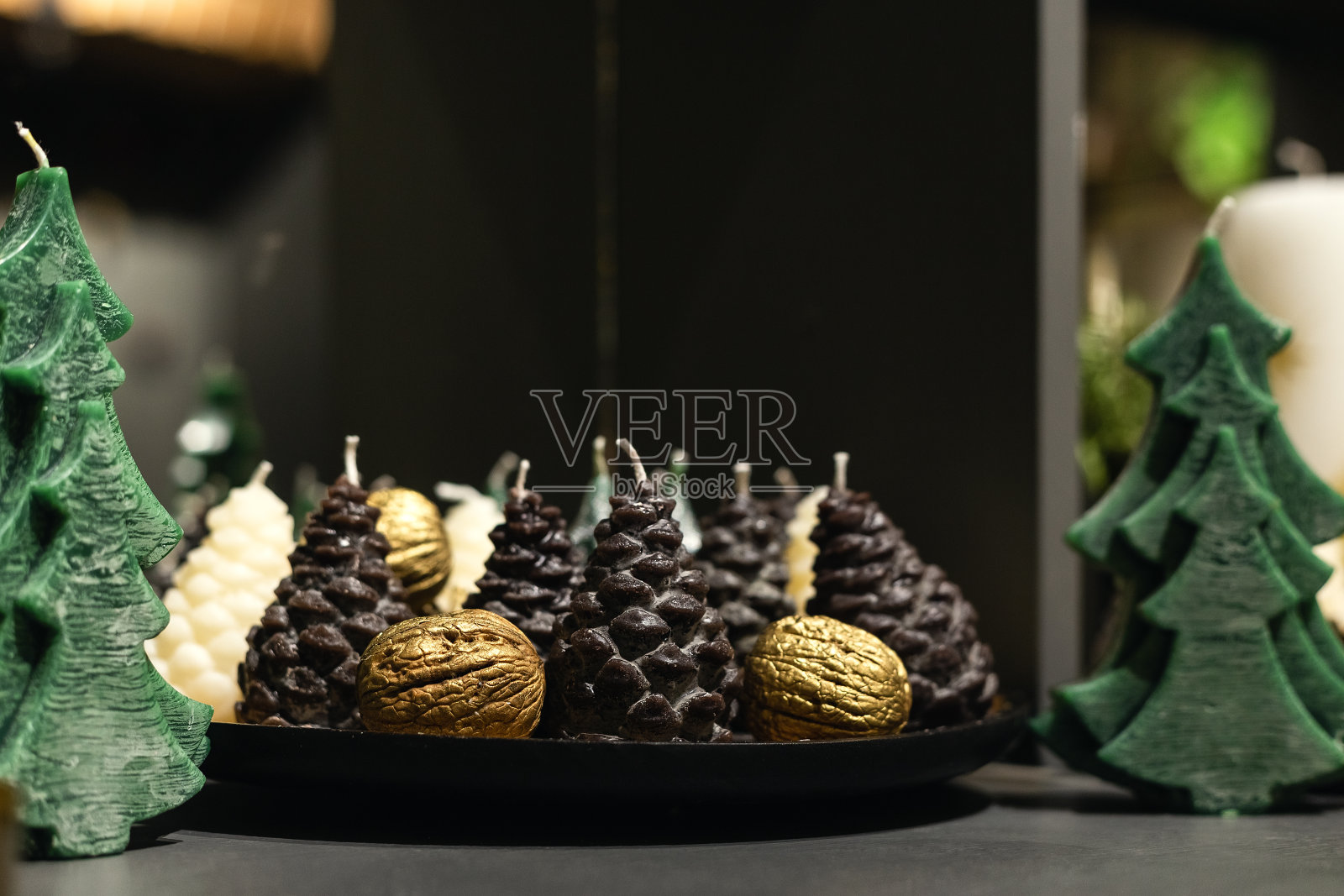 桌上的冷杉和松果形状的蜡烛照片摄影图片