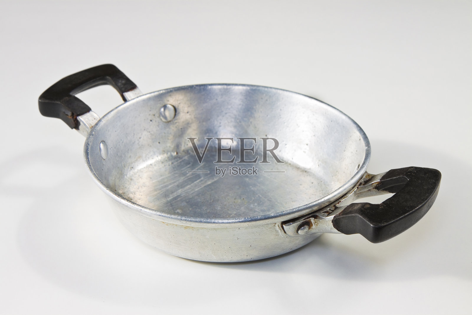 从白色背景上看旧铝锅照片摄影图片