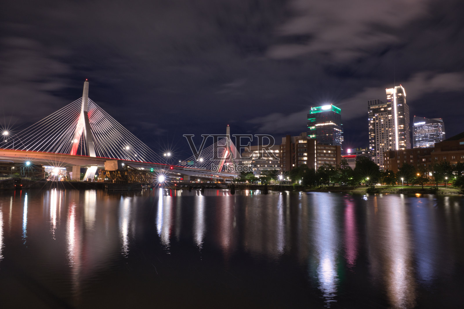 波士顿的城市灯光和夜晚的倒影照片摄影图片