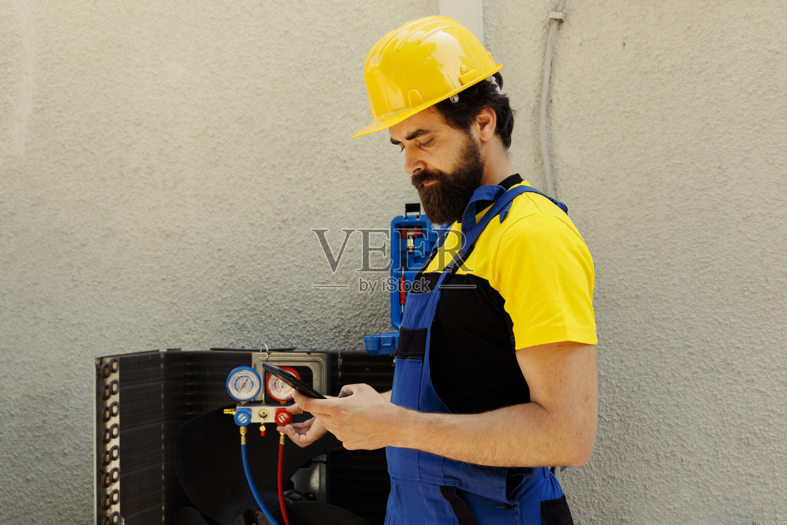 维修人员订购冷凝器部件照片摄影图片