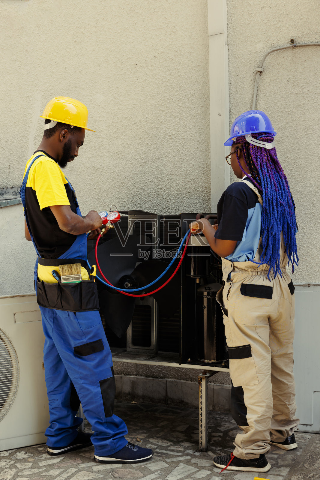 工程师正在修理有噪音的空调照片摄影图片