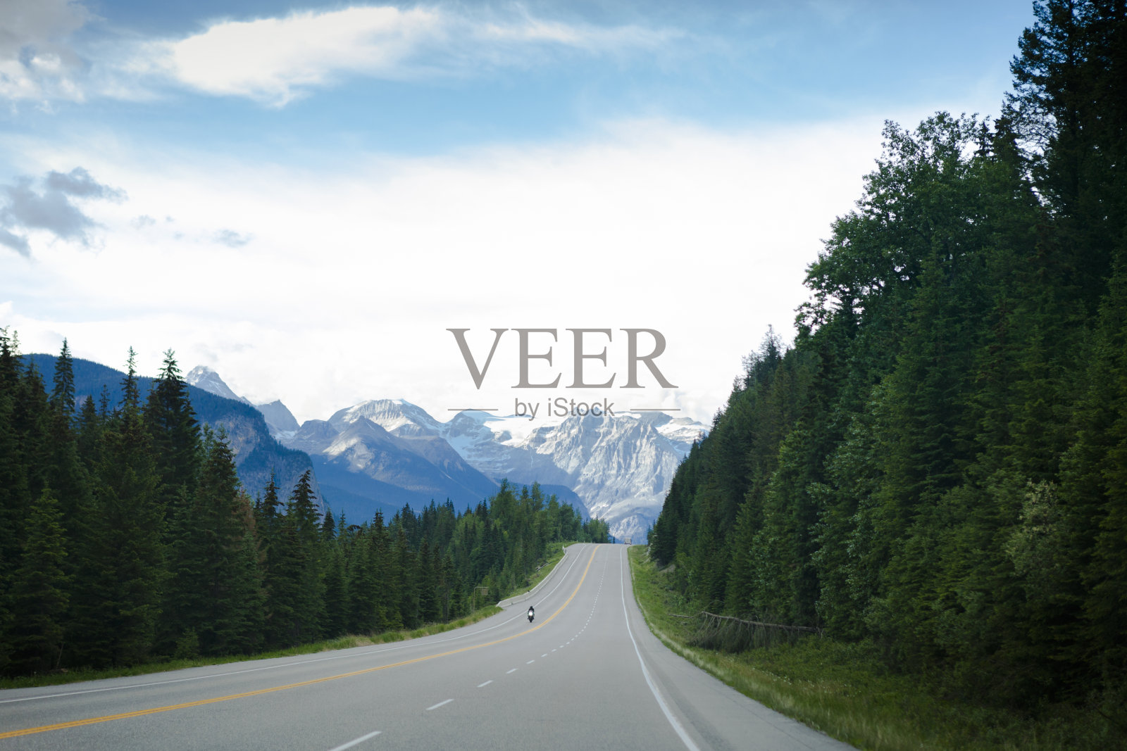 加拿大阿尔伯塔省班夫国家公园落基山脉的加拿大横贯公路照片摄影图片