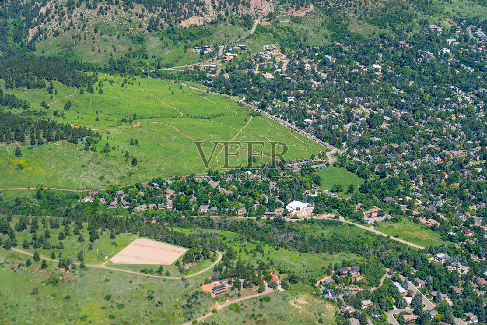 鸟瞰科罗拉多州博尔德市，向西看奇托夸公园，草地照片摄影图片