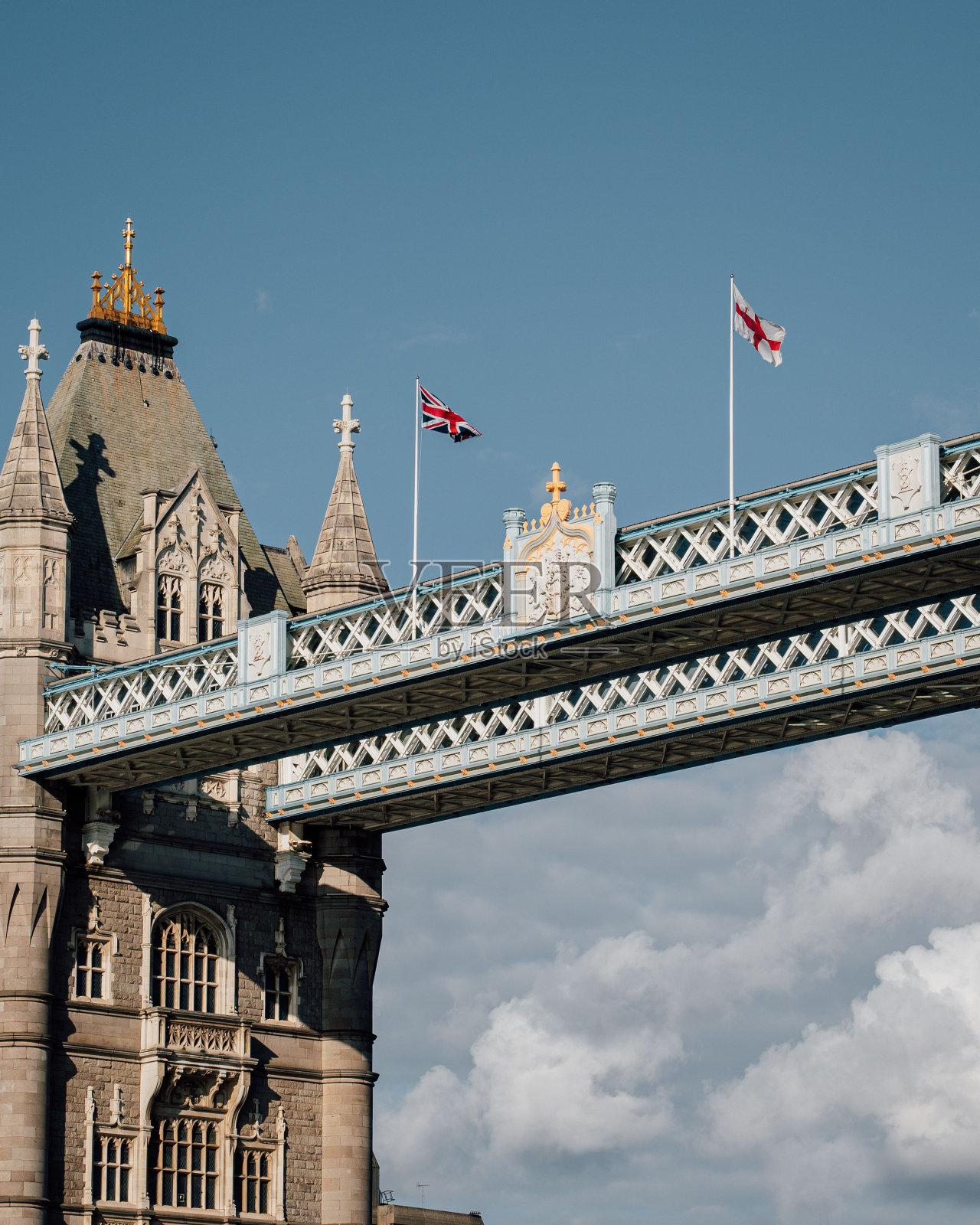 从泰晤士河北岸俯瞰英国伦敦塔桥照片摄影图片