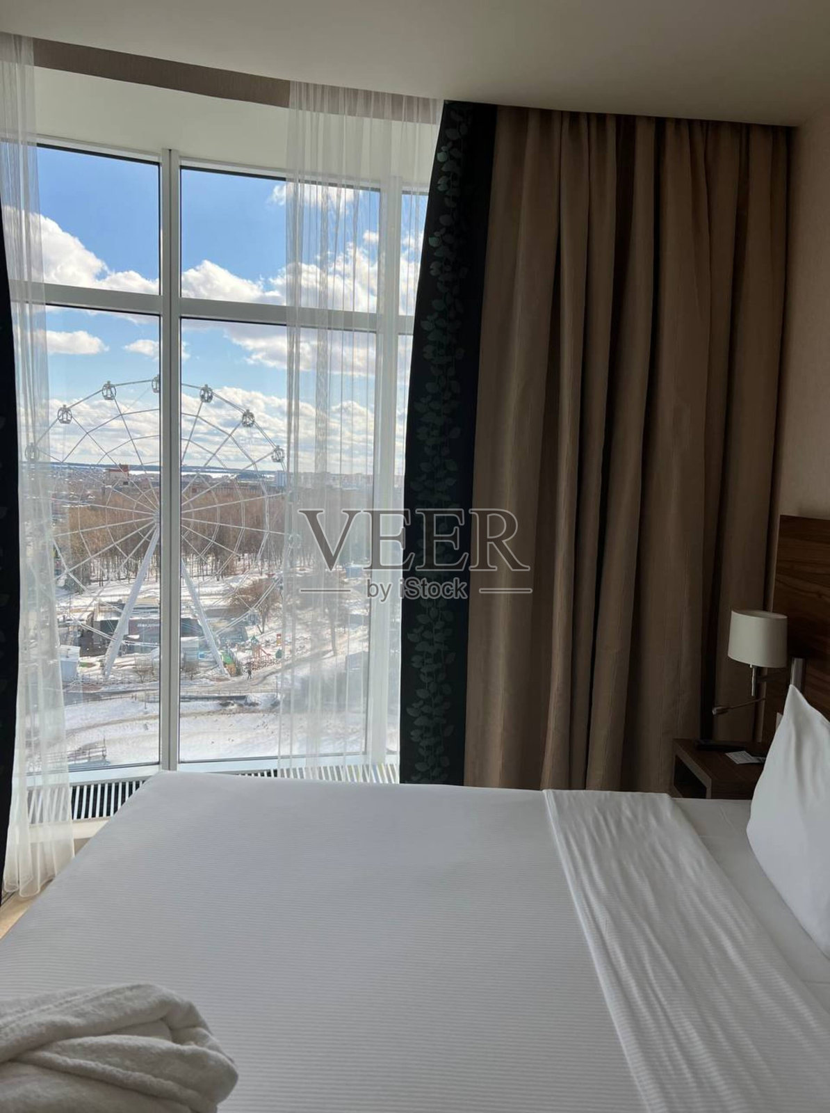 房间内部的仔细查找照片摄影图片