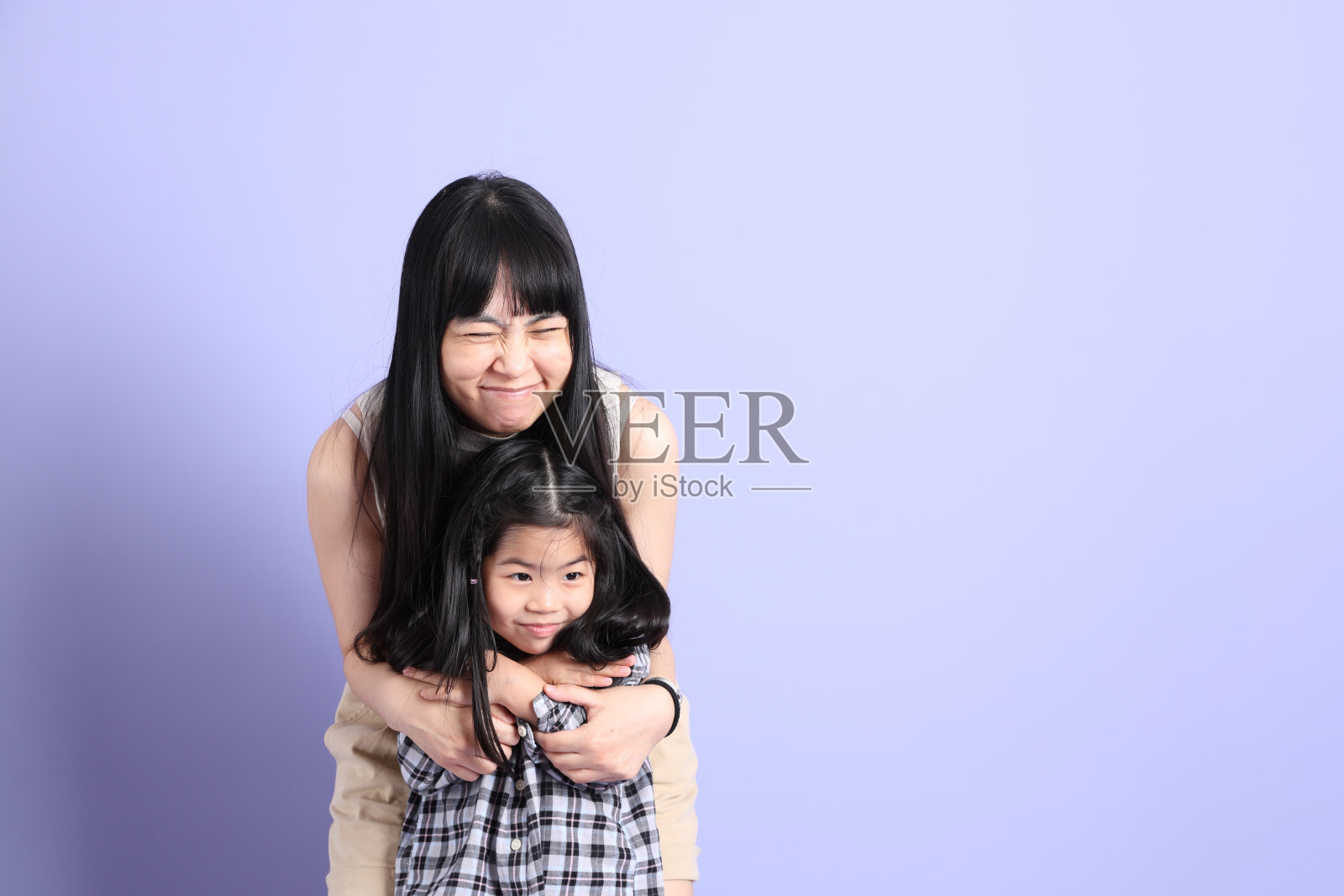 快乐的亚洲的妹妹照片摄影图片