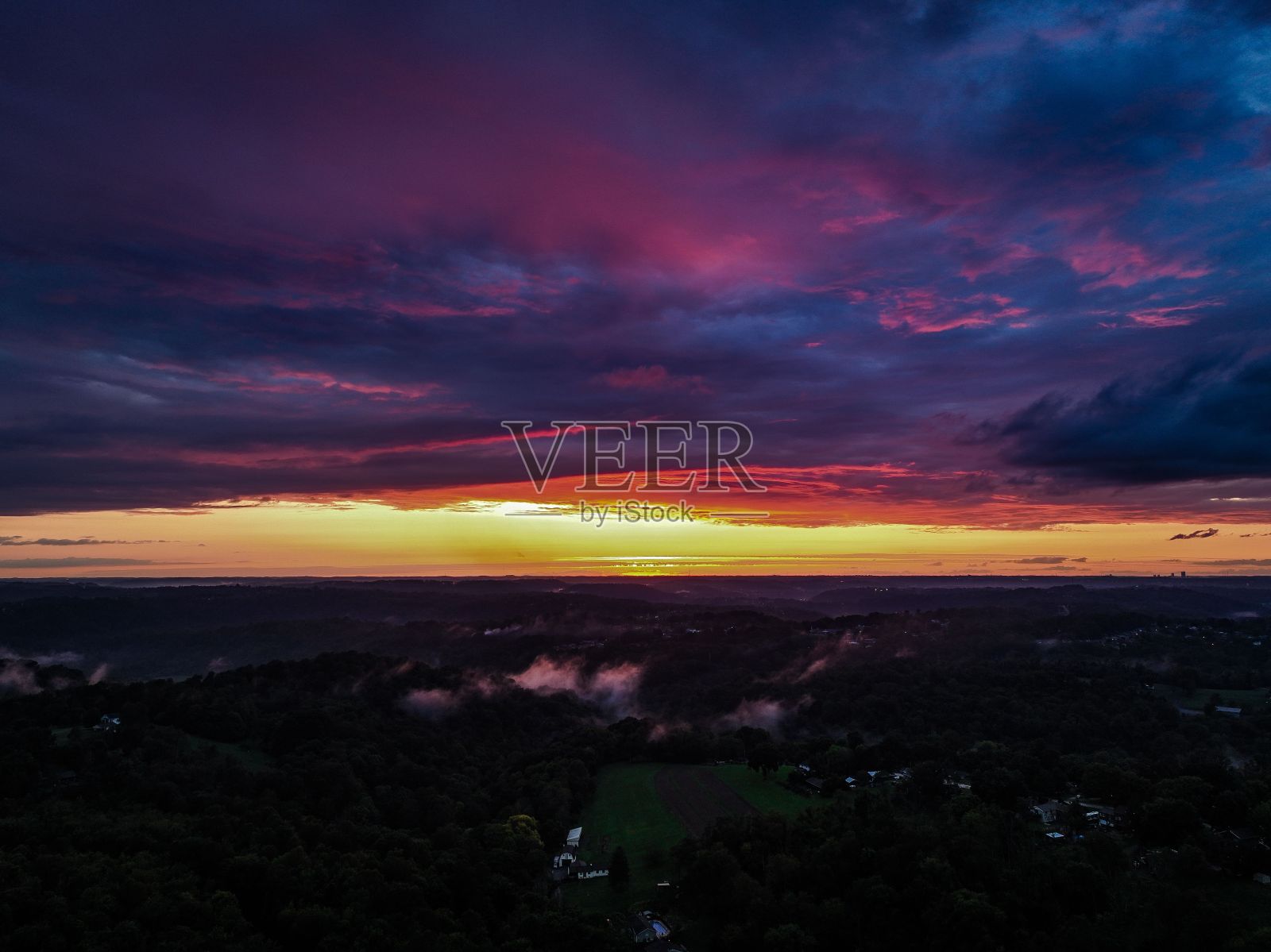 宁静和风景如画的风景与一个充满活力的夕阳天空在背景在PA照片摄影图片