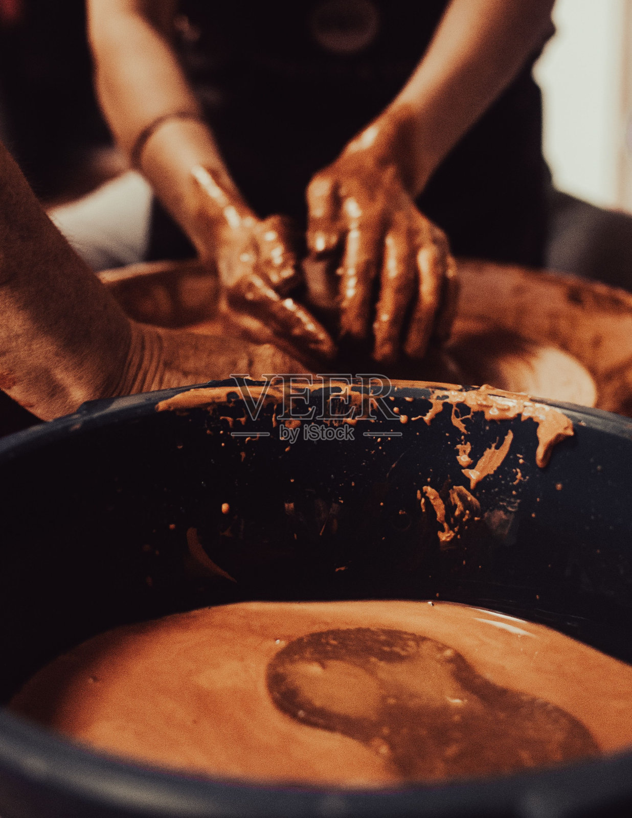 用手捏粘土的人照片摄影图片