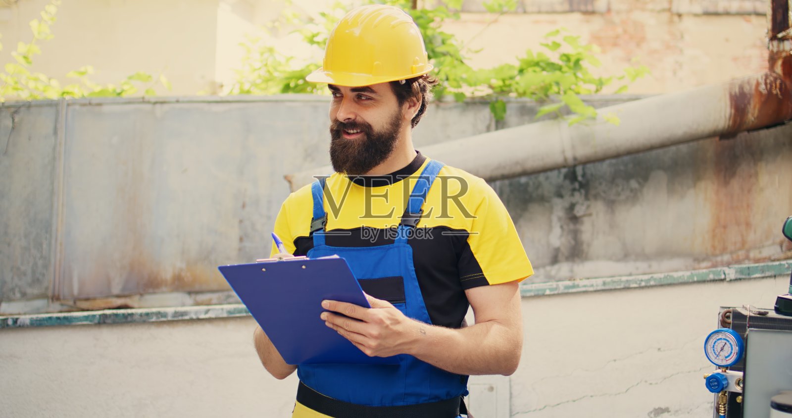 工程师检查氟利昂水平照片摄影图片