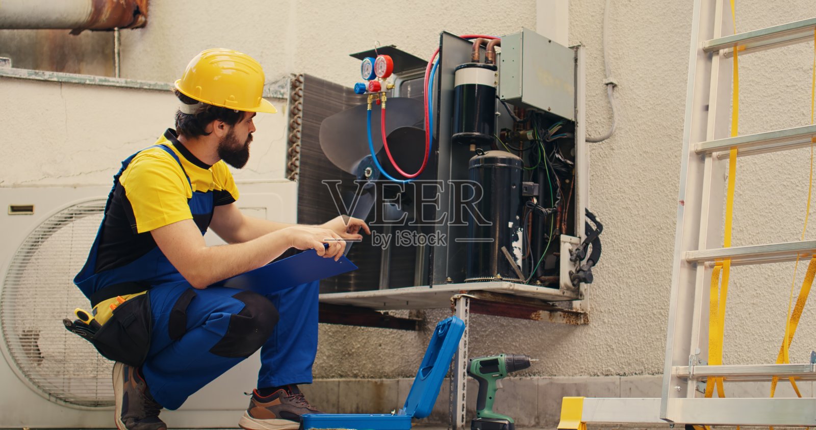 专业填写保险合同照片摄影图片