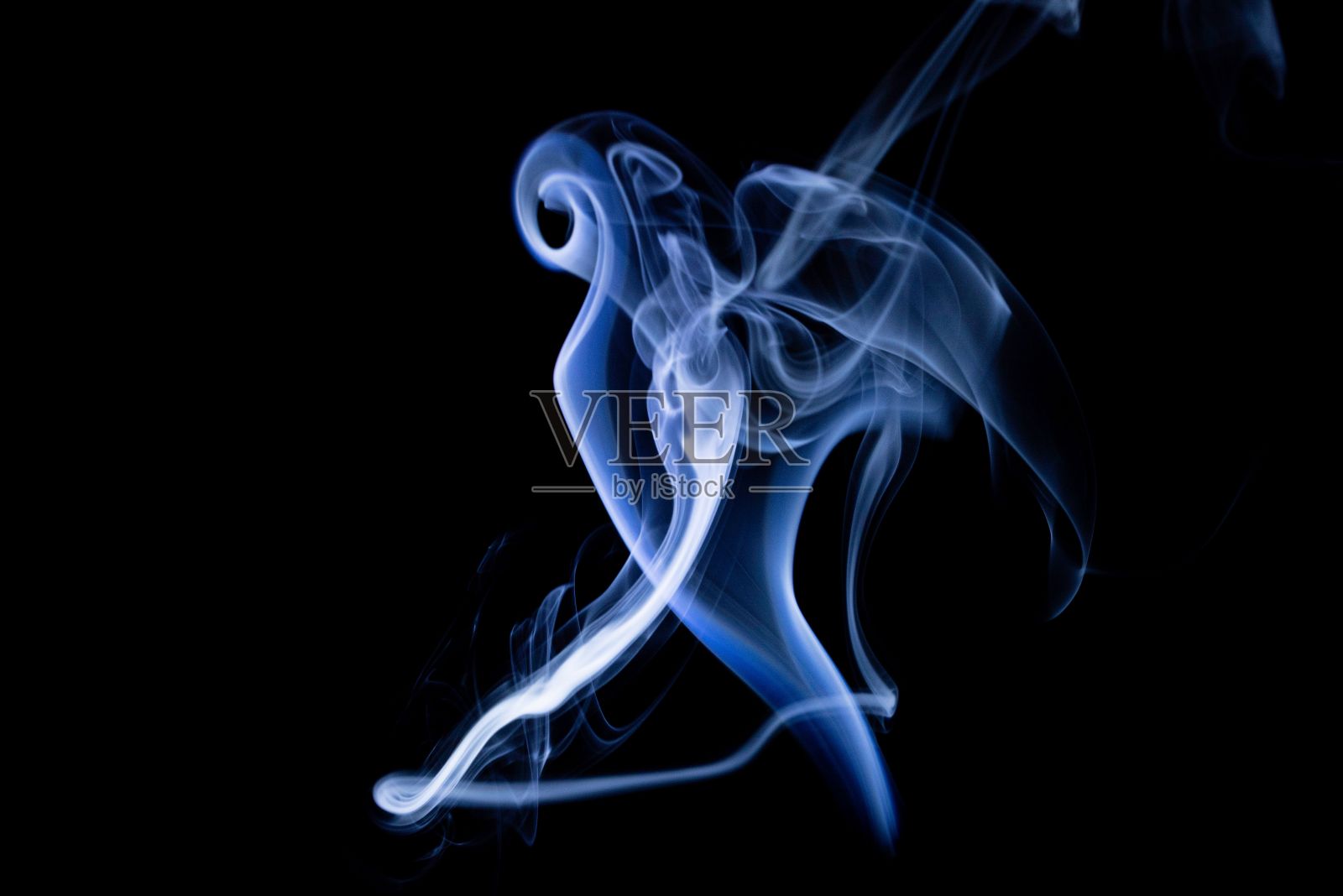 黑暗中的烟雾照片摄影图片