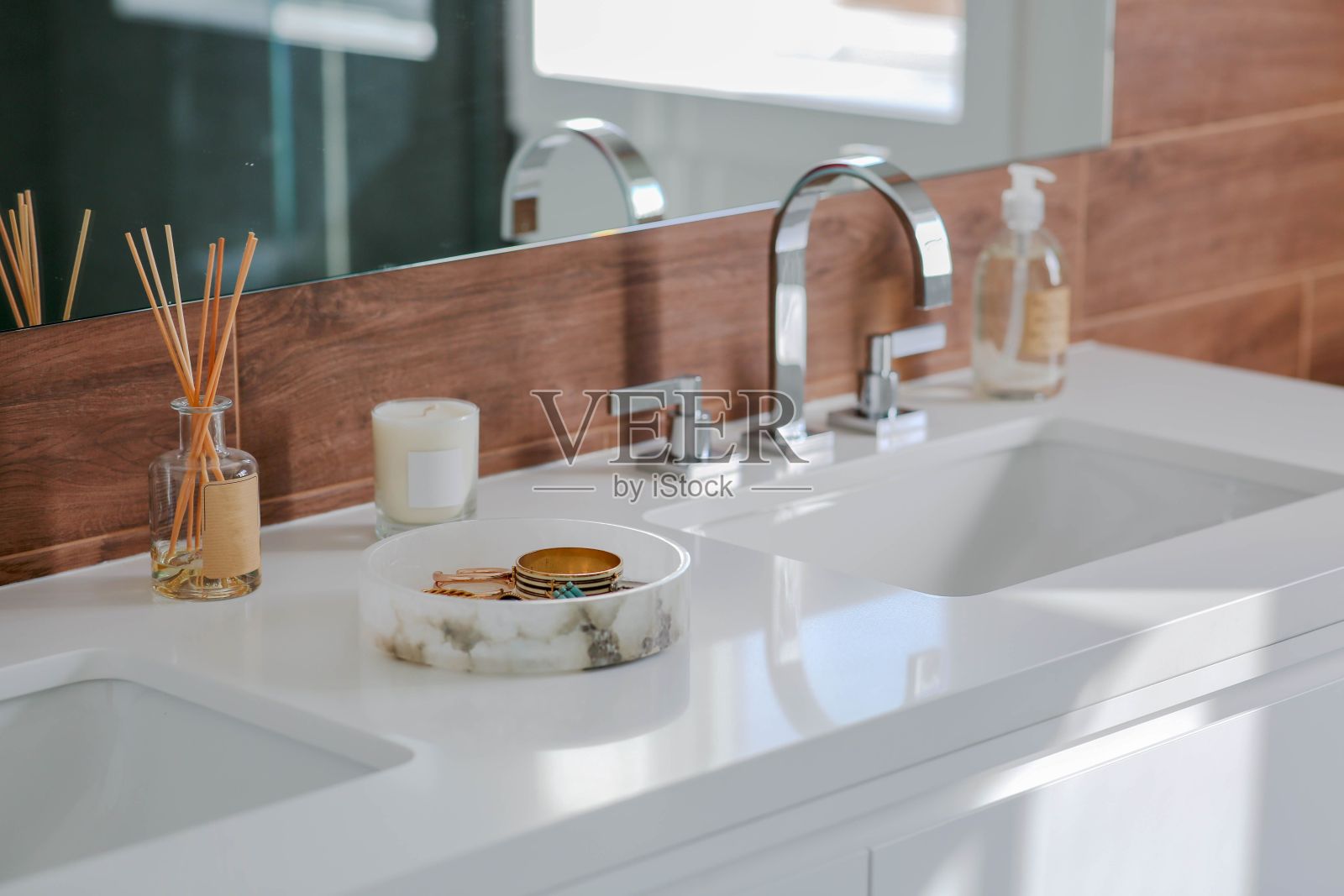 浴室柜台上有两个白色水槽和一面大镜子照片摄影图片