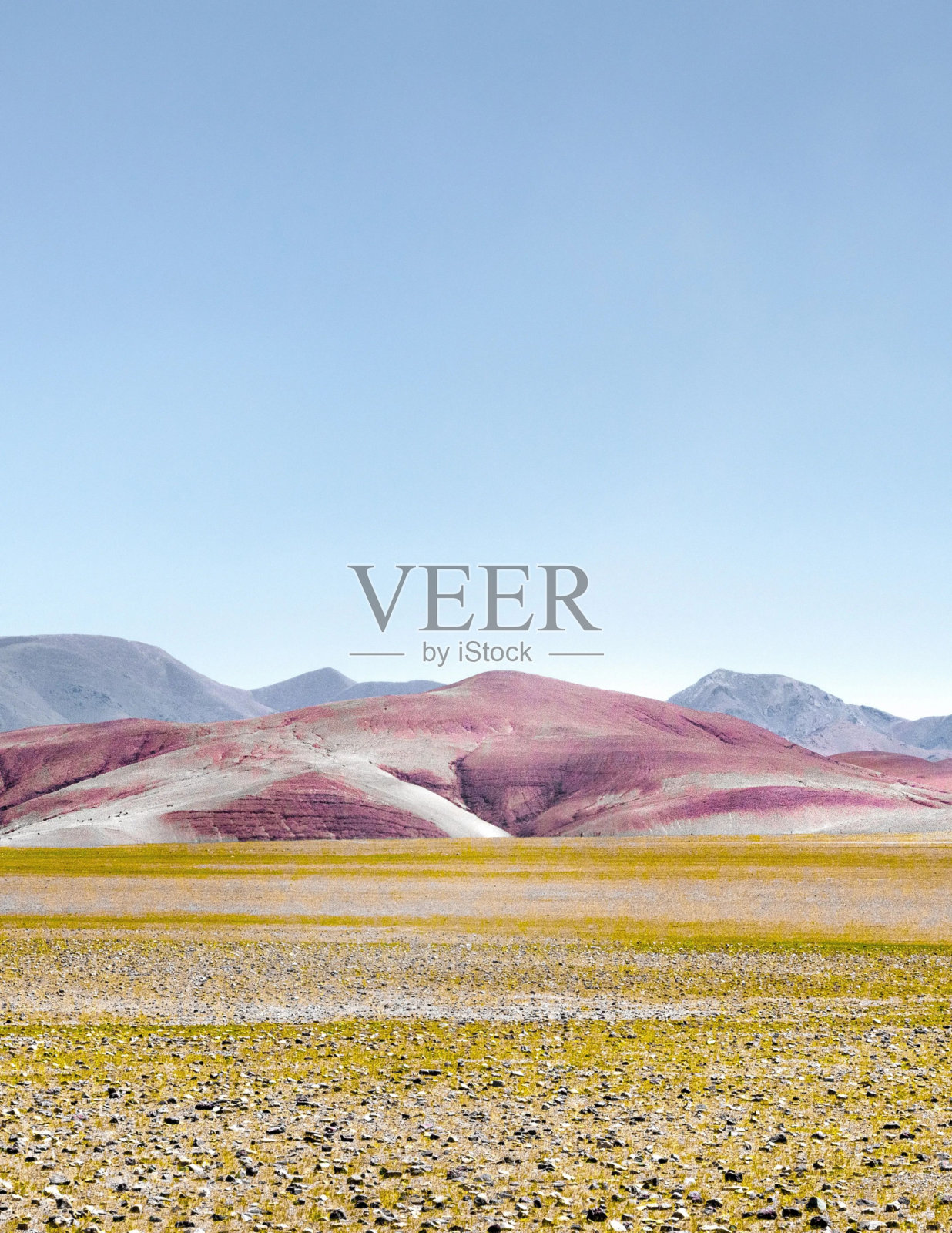 荒凉的山脉在阳光下呈现出紫色和黄色的色调照片摄影图片