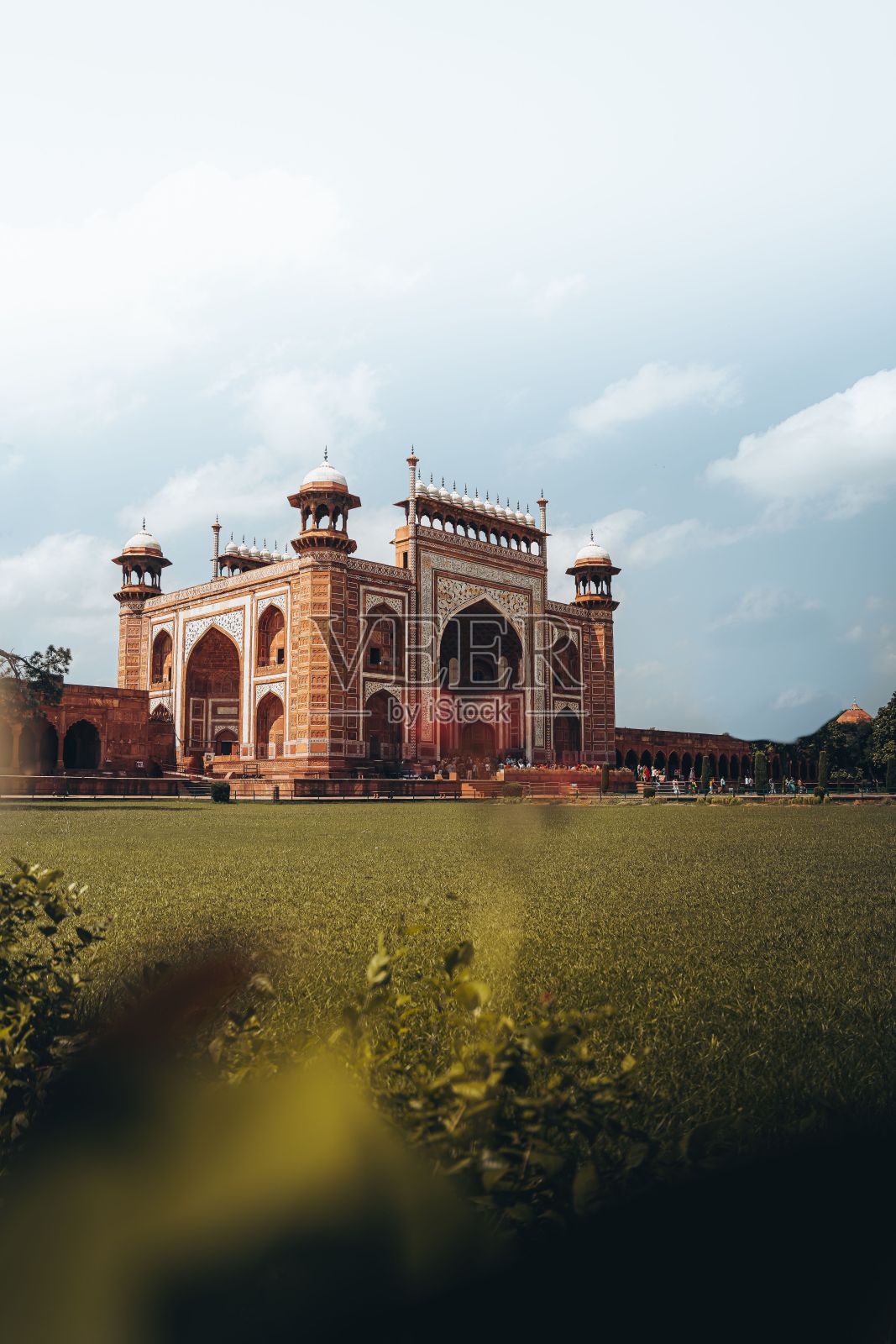 印度标志性的泰姬陵纪念碑映衬着多云的蓝天照片摄影图片