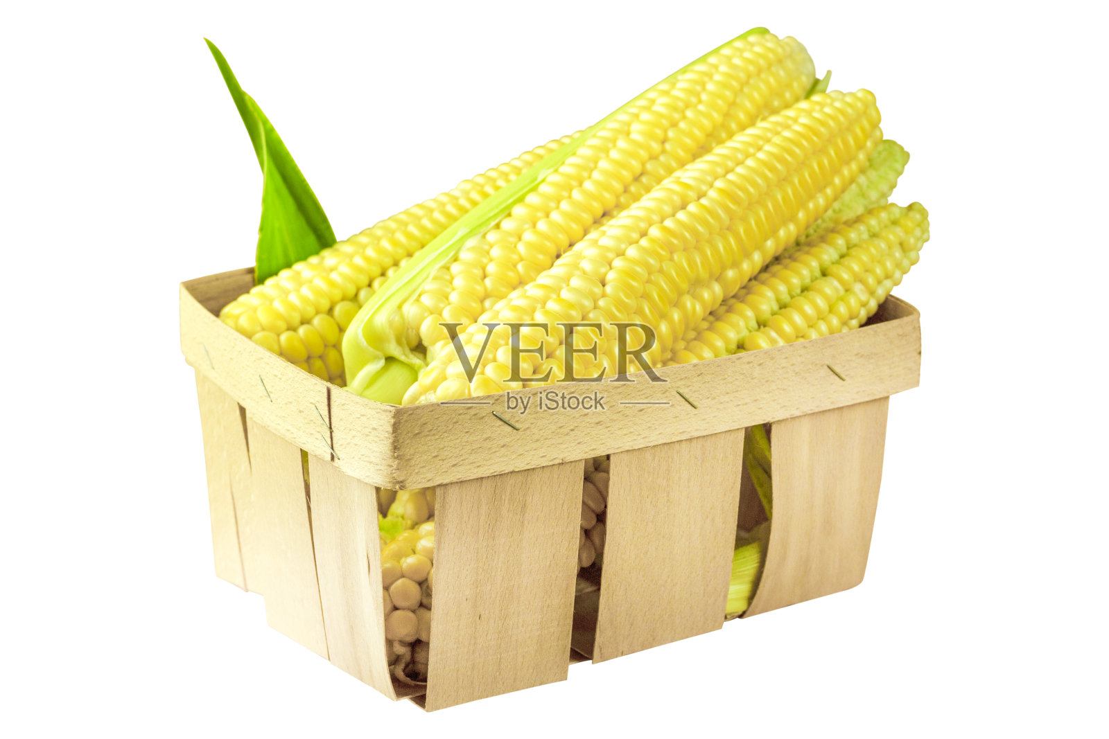 篮子里的甜玉米与背景隔绝照片摄影图片