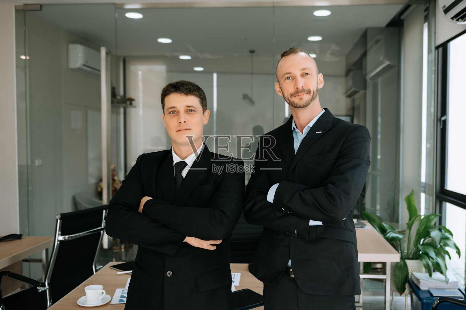 善良的领导执行经理在现代办公室与男性市场经理分享和讨论平板电脑上的业务解决方案计划。照片摄影图片