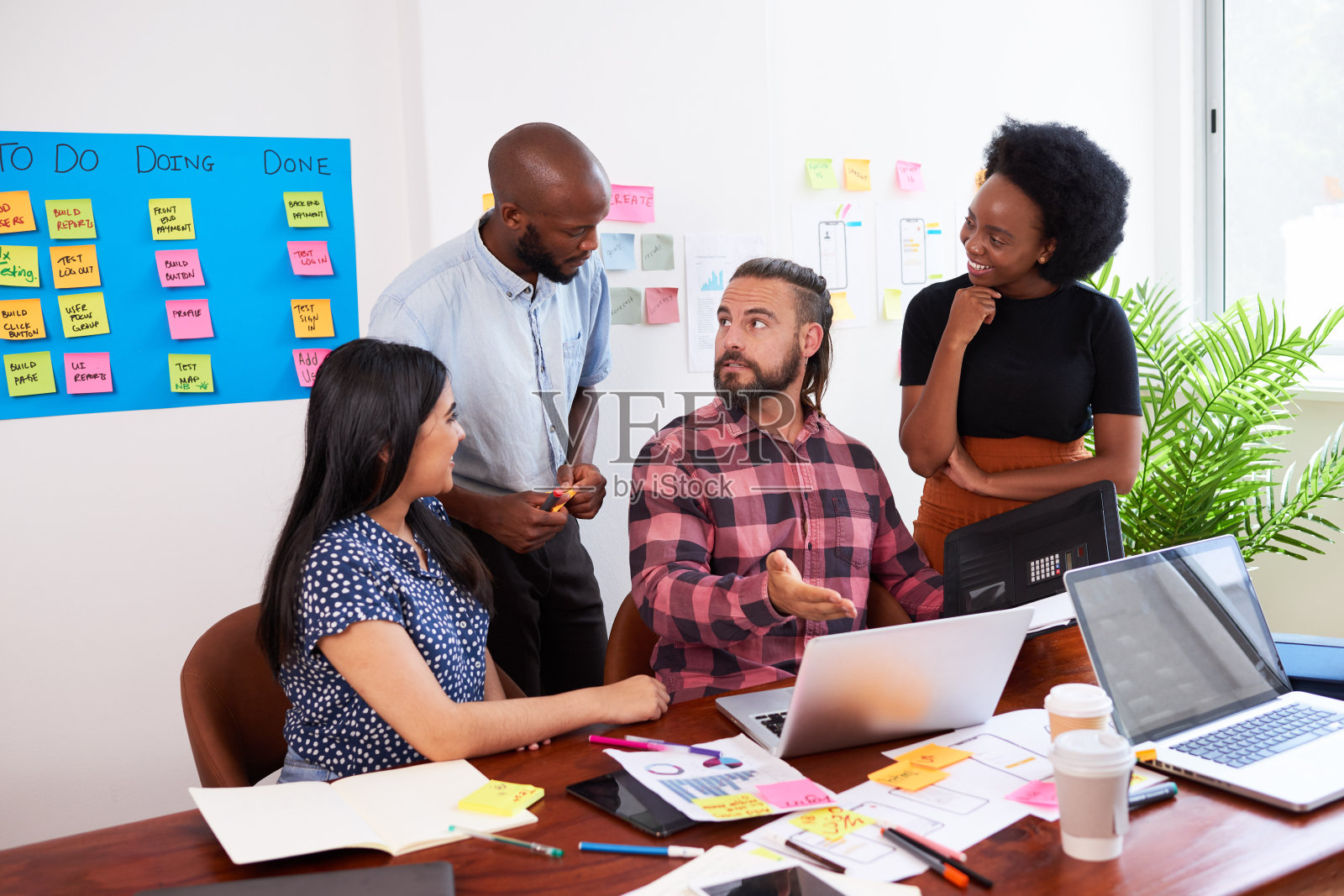 严肃的开发团队在董事会会议上集思广益照片摄影图片