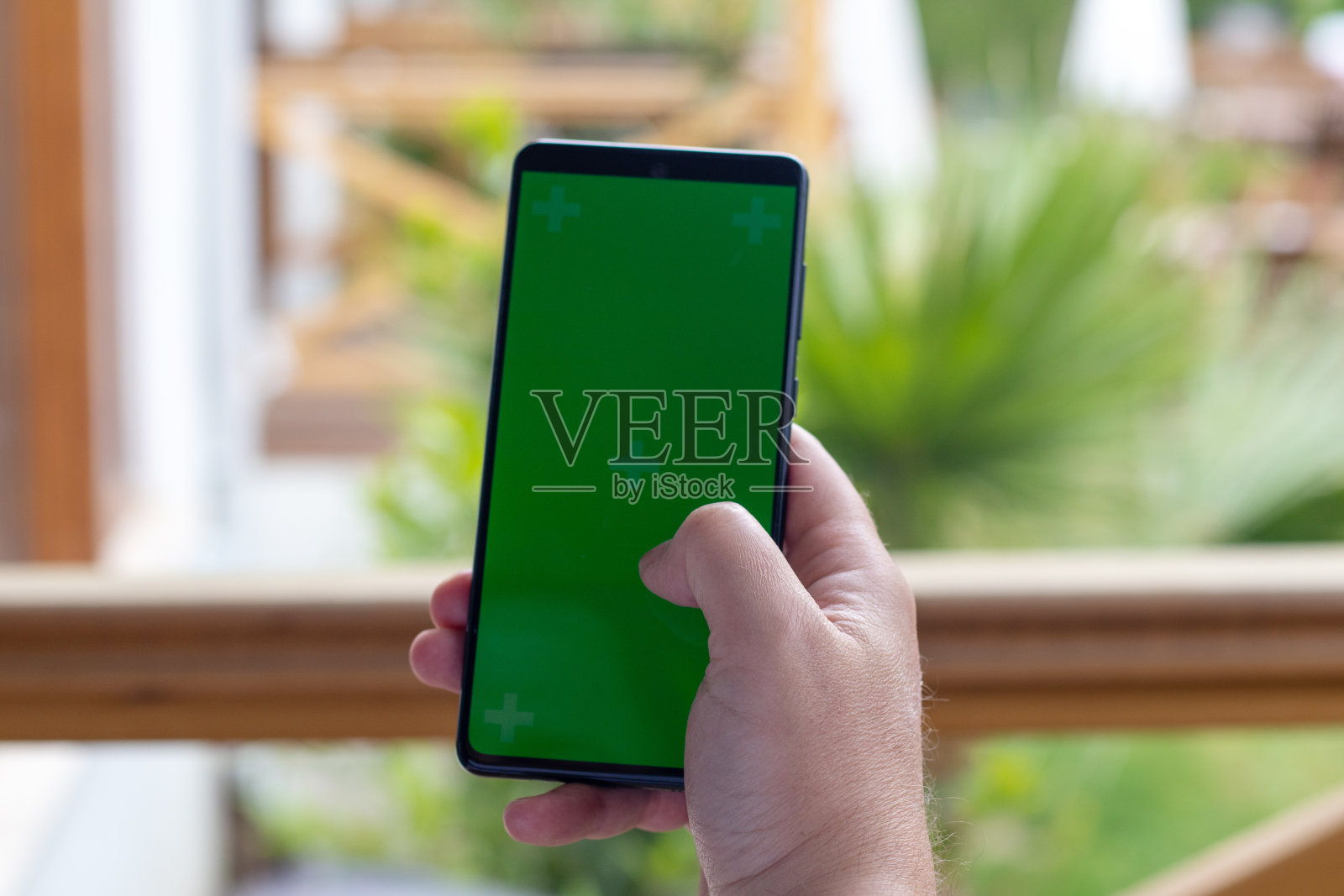 度假时使用手机。照片摄影图片