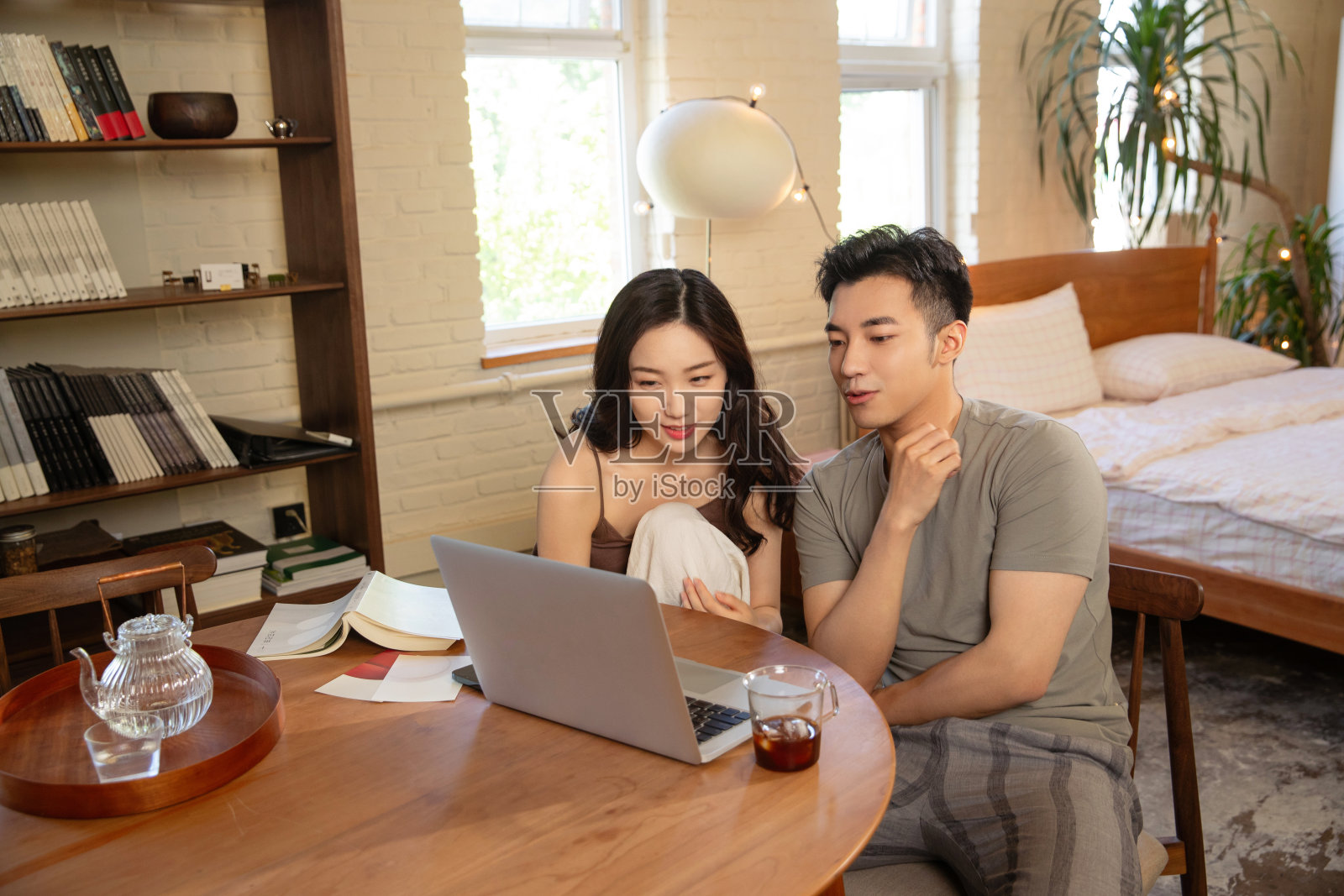 年轻夫妇在家里使用电脑照片摄影图片