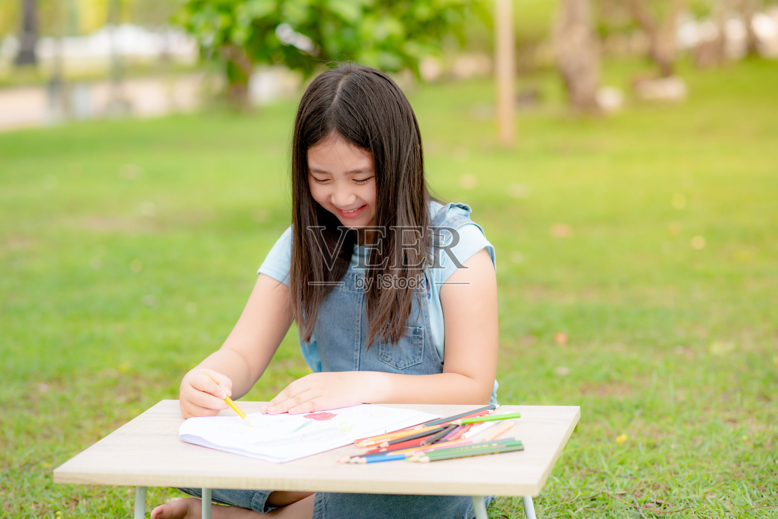 女孩们在房子外面的花园里快乐涂色照片摄影图片