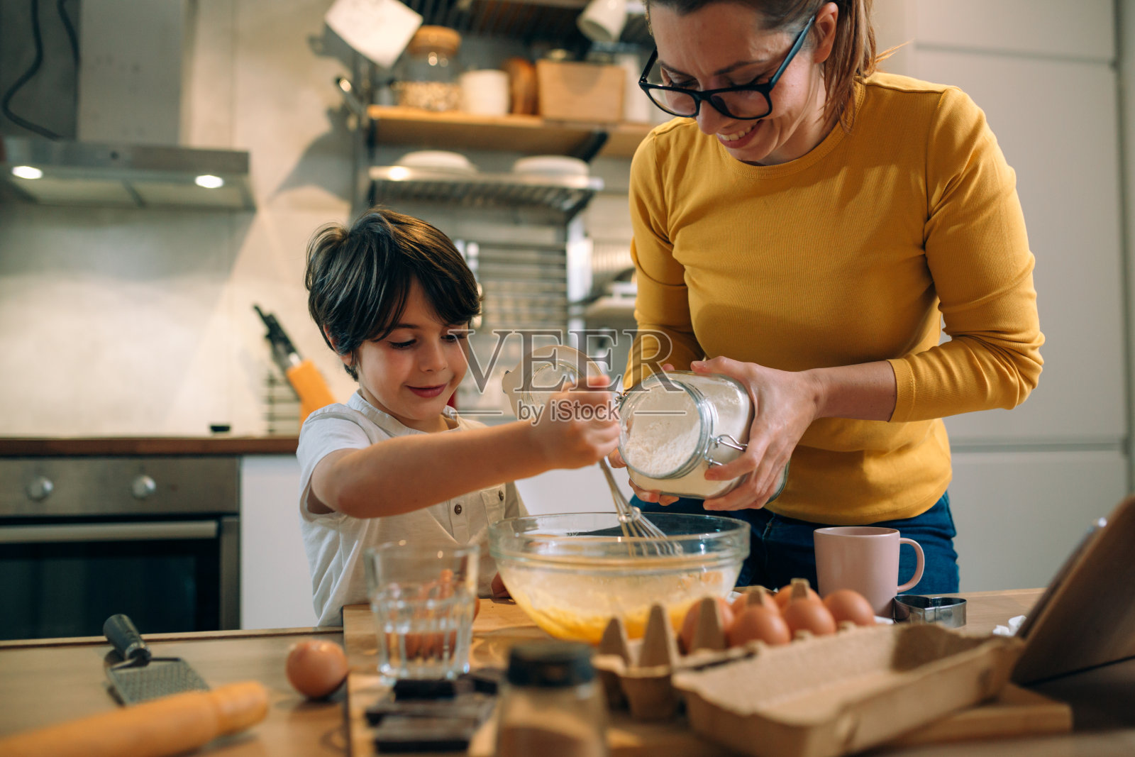 母亲和儿子在厨房准备食物照片摄影图片