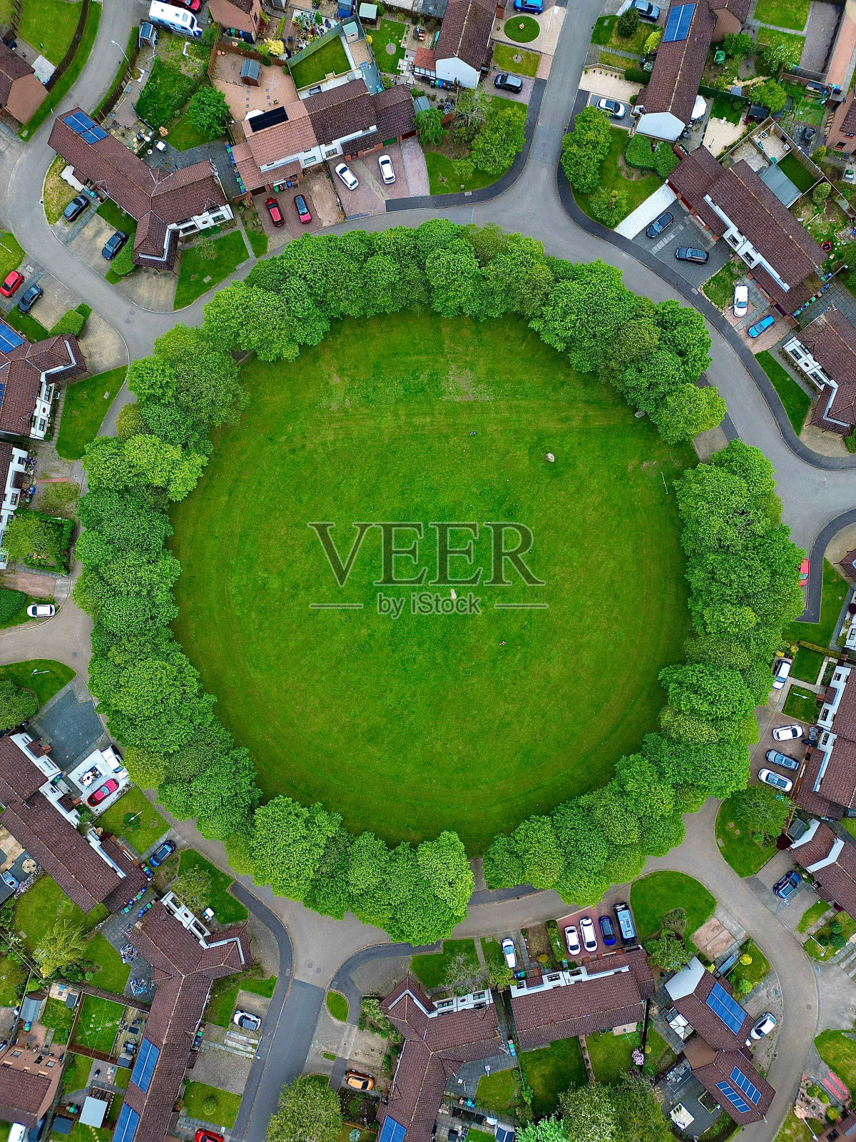 茂密的草地点缀着小树和房屋:苏格兰的亨格河照片摄影图片