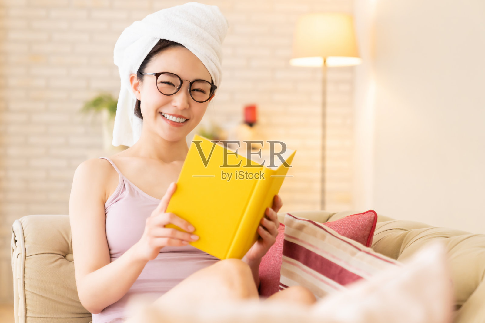 有吸引力的亚洲女性美丽形象，走出浴室，读一本书照片摄影图片