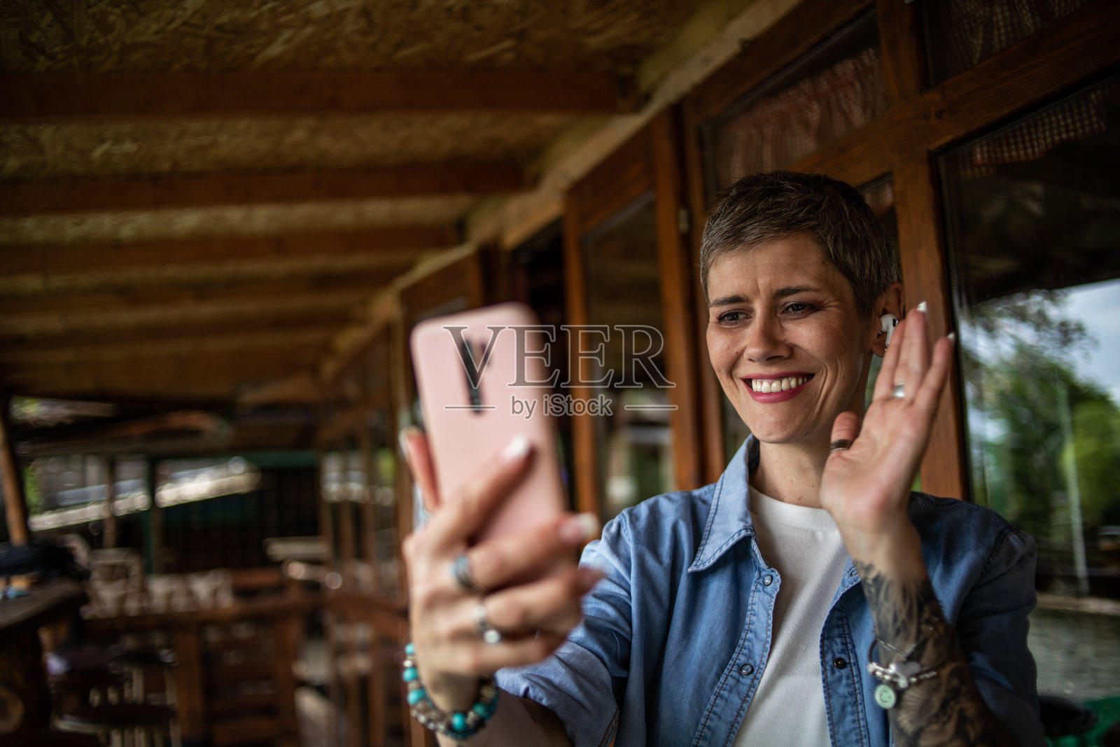 成熟的女人通过手机视频通话照片摄影图片
