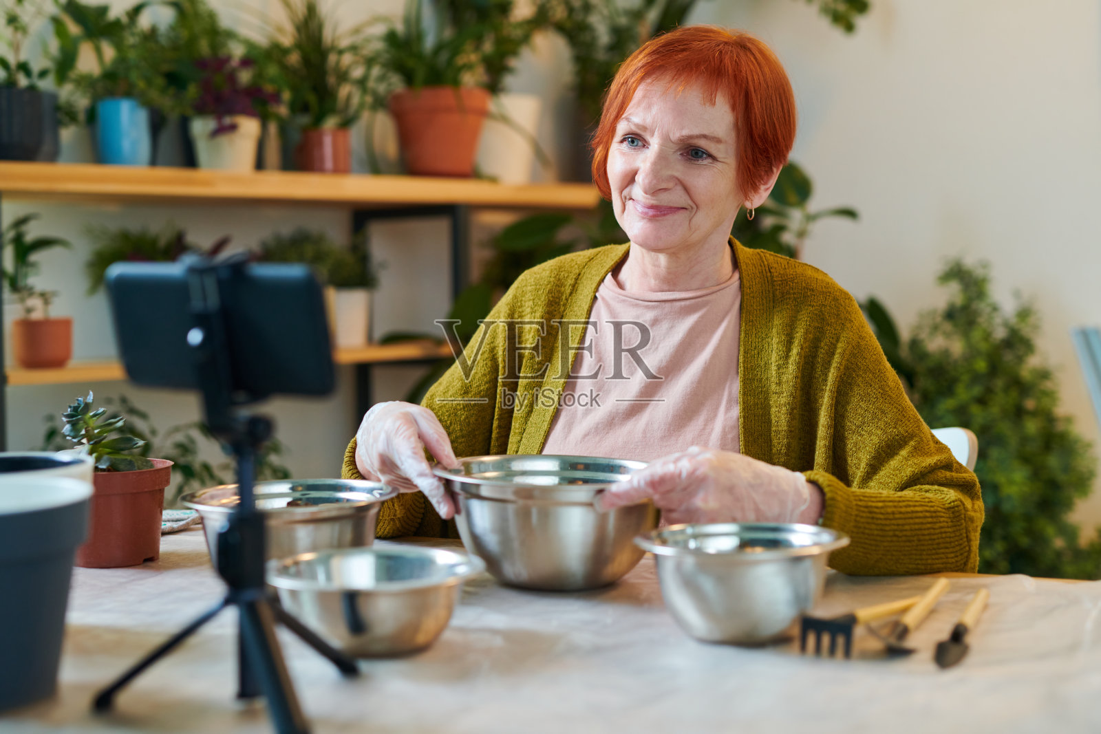 资深女性写博客照片摄影图片