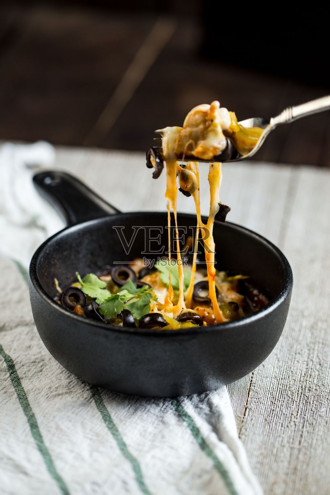 铁锅里的辣椒特写镜头。照片摄影图片