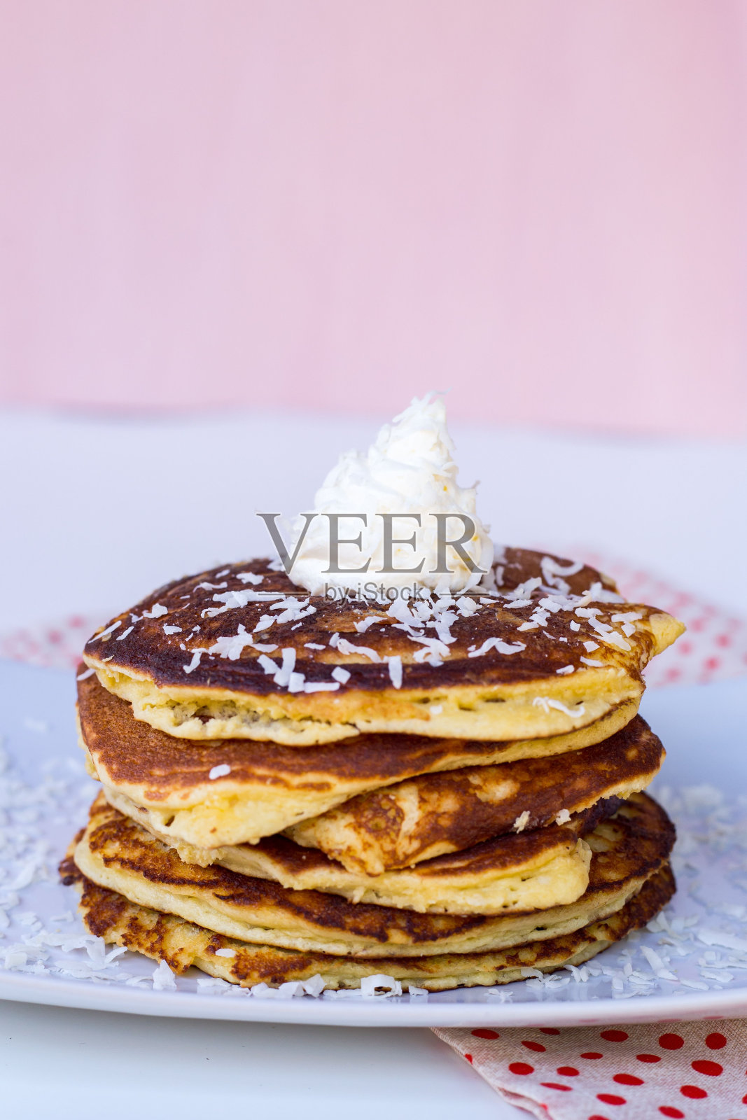 一盘看起来很美味的生酮煎饼，上面淋着融化的巧克力酱。照片摄影图片