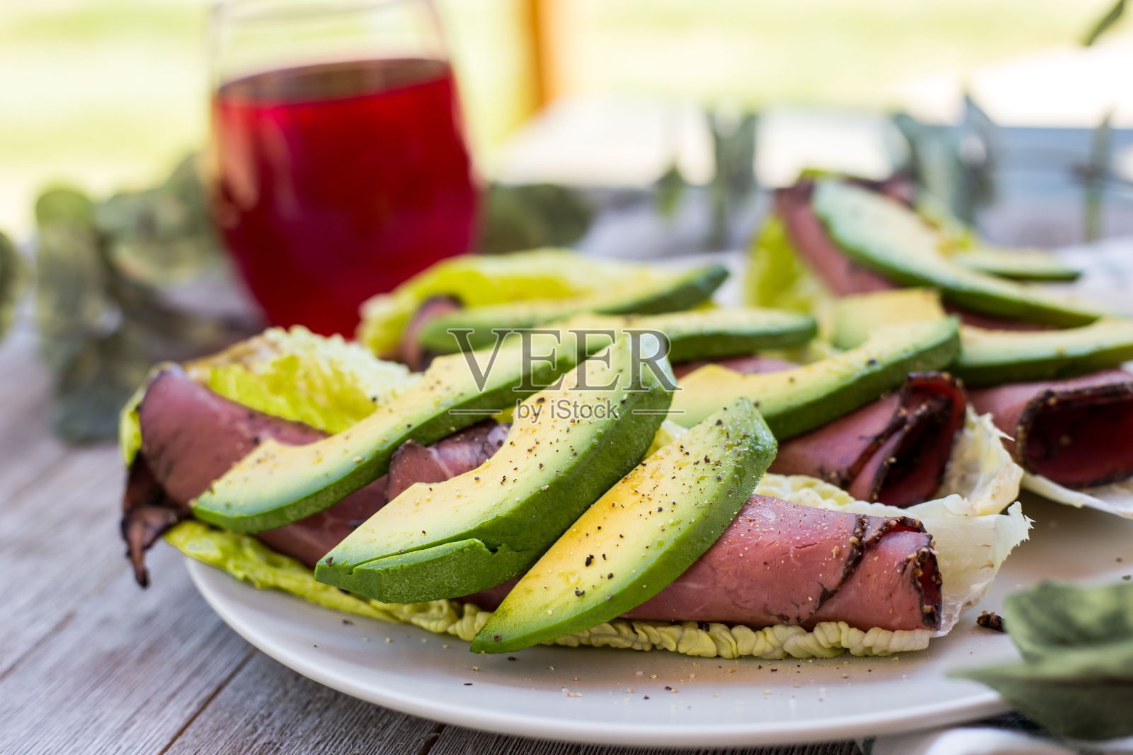 美味的牛肉和牛油果生菜卷。照片摄影图片