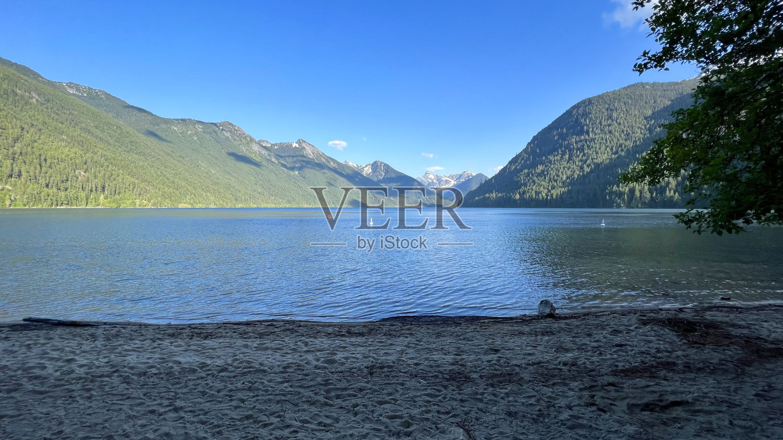 奇利瓦克湖的美景被雄伟的山脉包围。公元前,加拿大。照片摄影图片