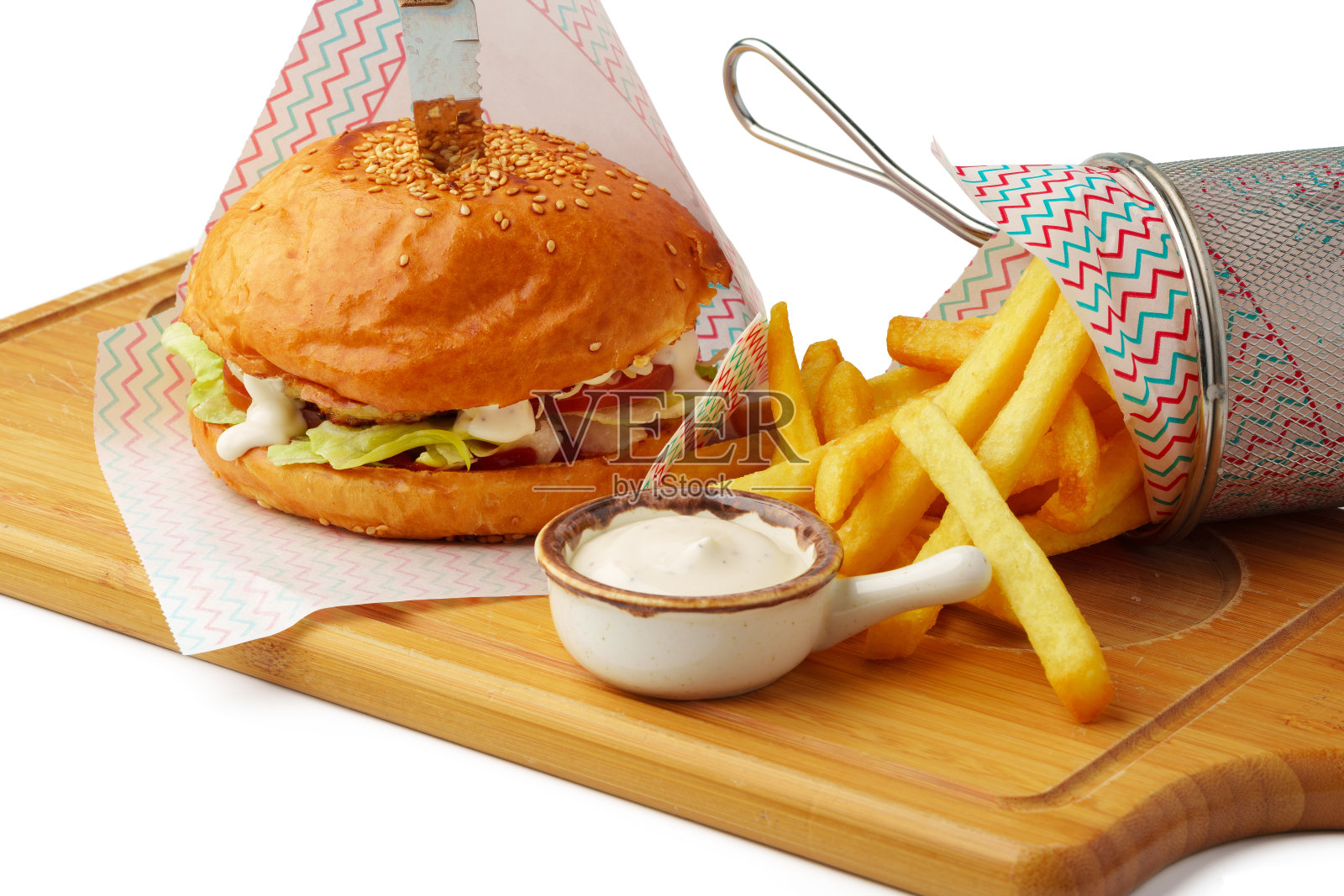 美味的汉堡在木板上孤立的白色背景照片摄影图片