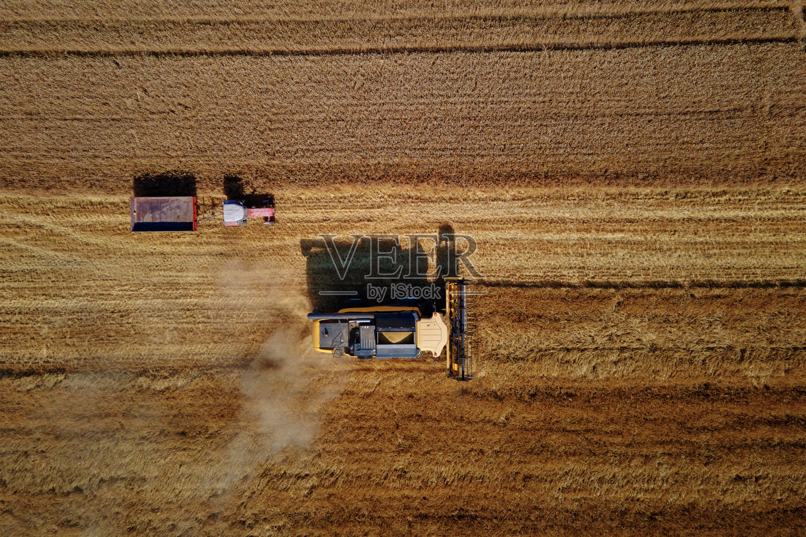 农用联合收割机。丰收的季节照片摄影图片