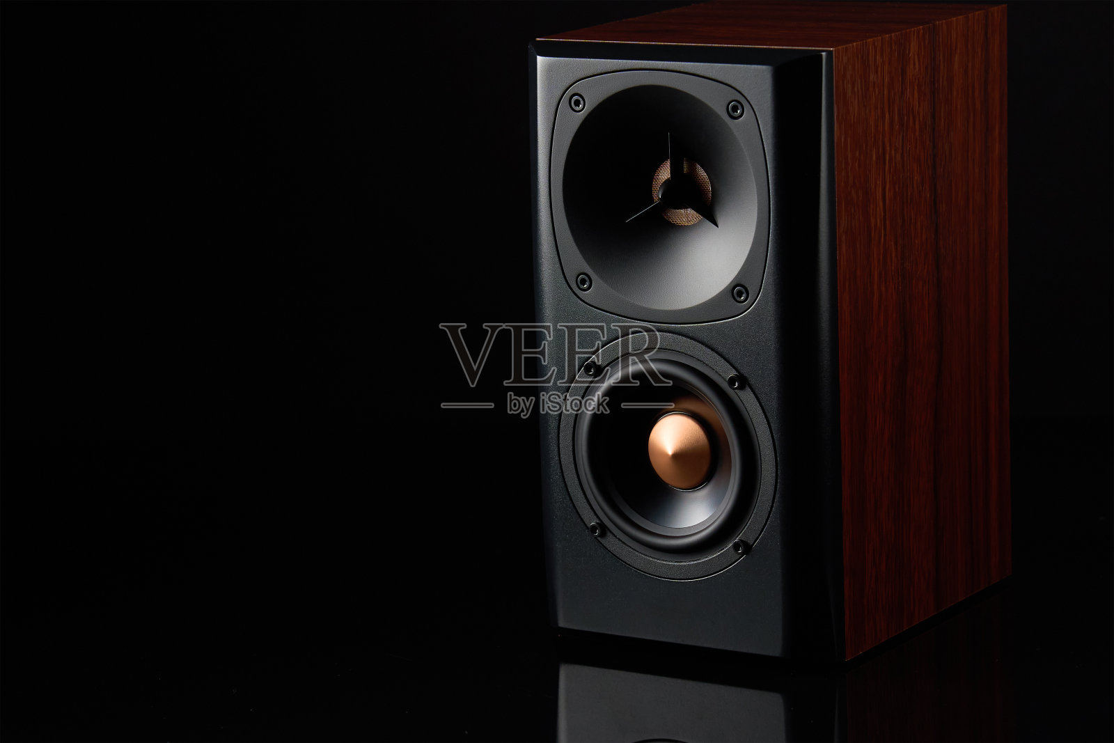 多媒体声学扬声器在黑暗背景照片摄影图片