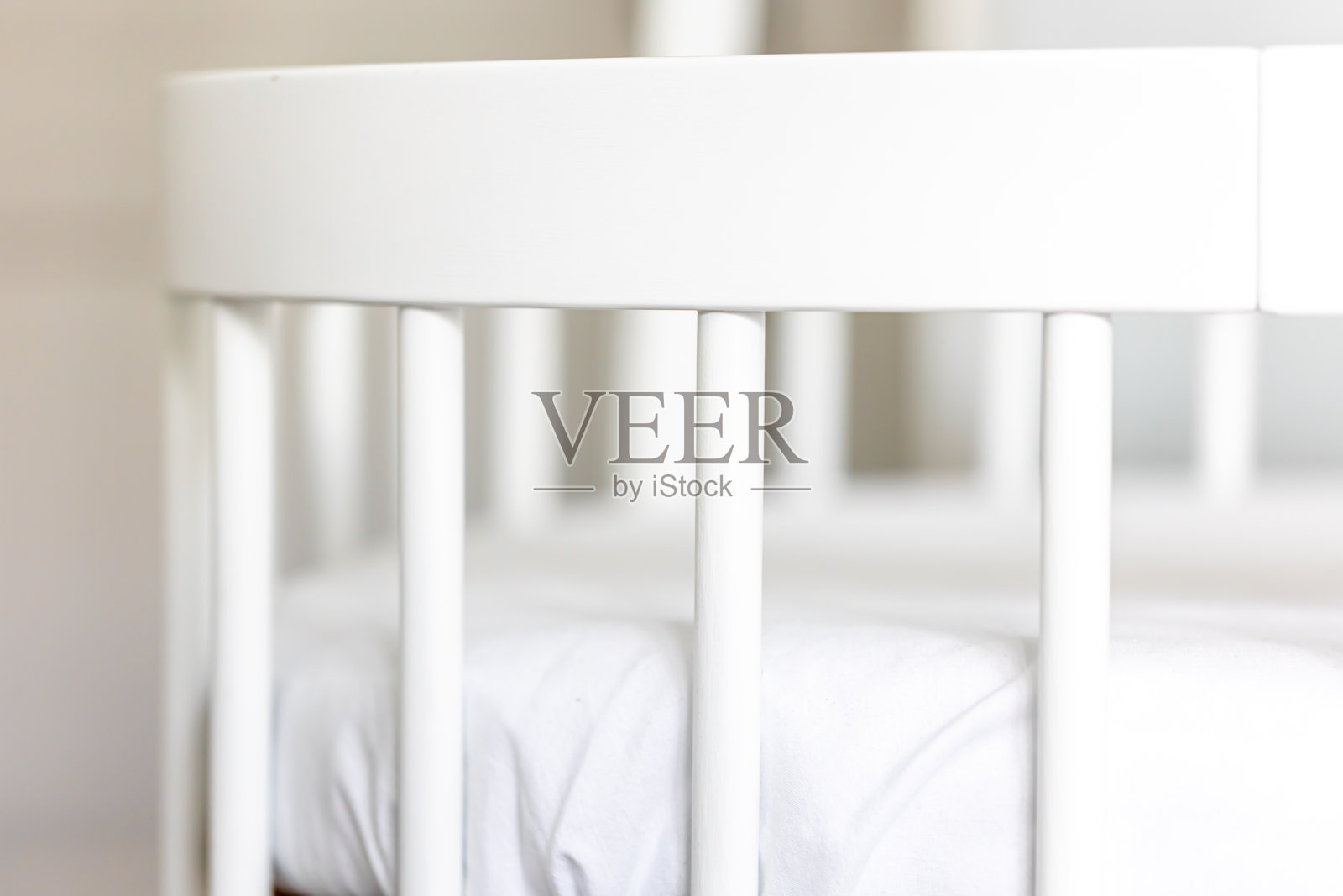 白色婴儿床关闭，等待一个婴儿。照片摄影图片