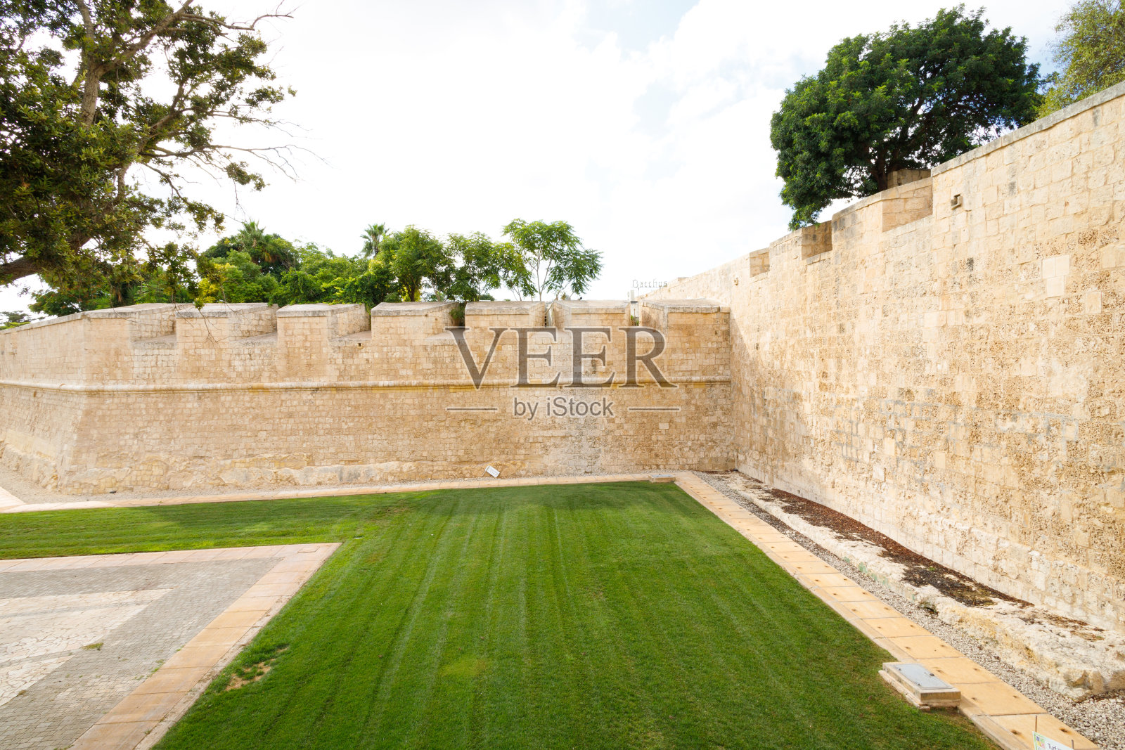 这些花园环绕着中世纪城市姆迪纳。姆迪纳城堡的城墙和霍华德花园。马耳他。照片摄影图片