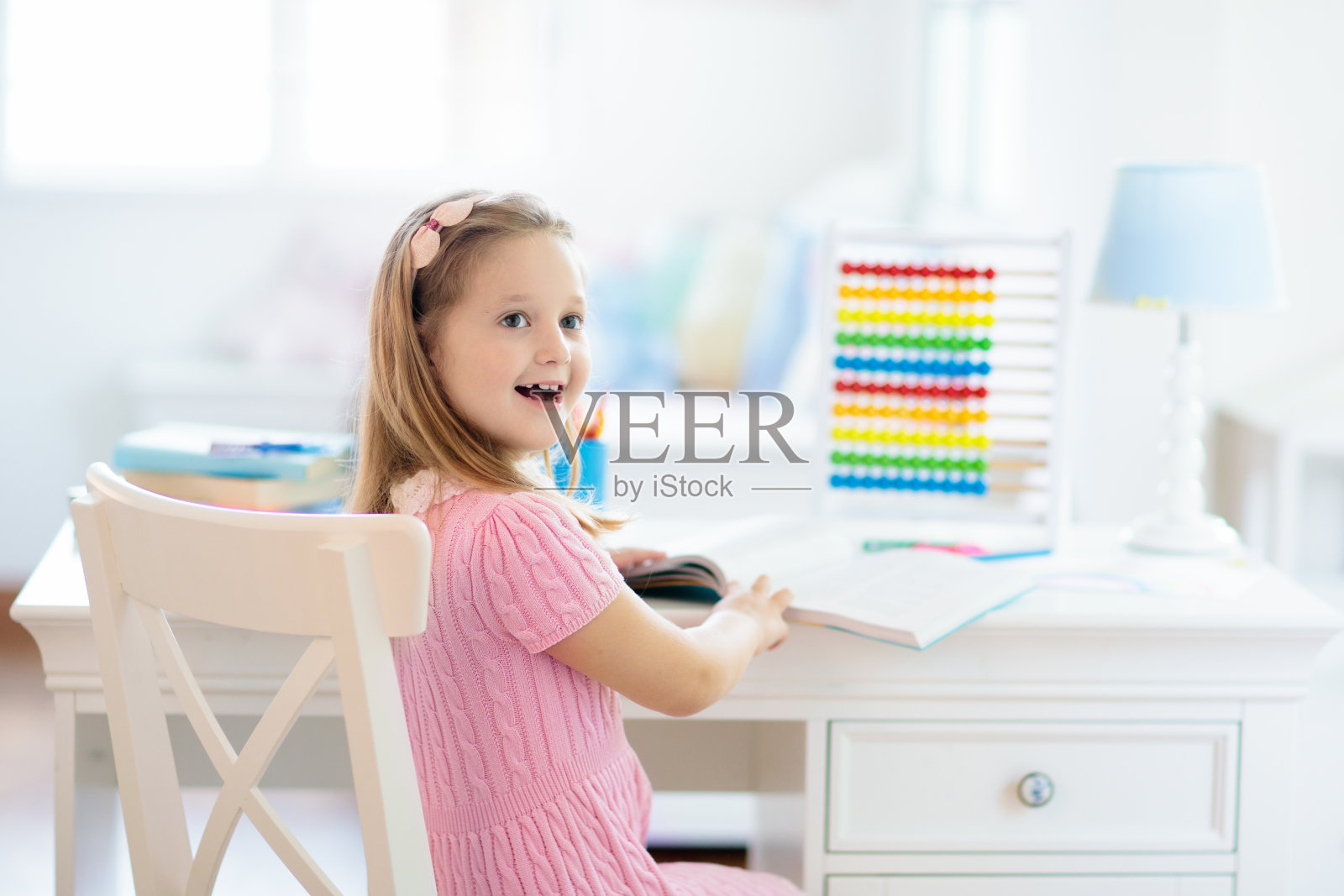 孩子画画。孩子们画画。放学后的女孩。照片摄影图片