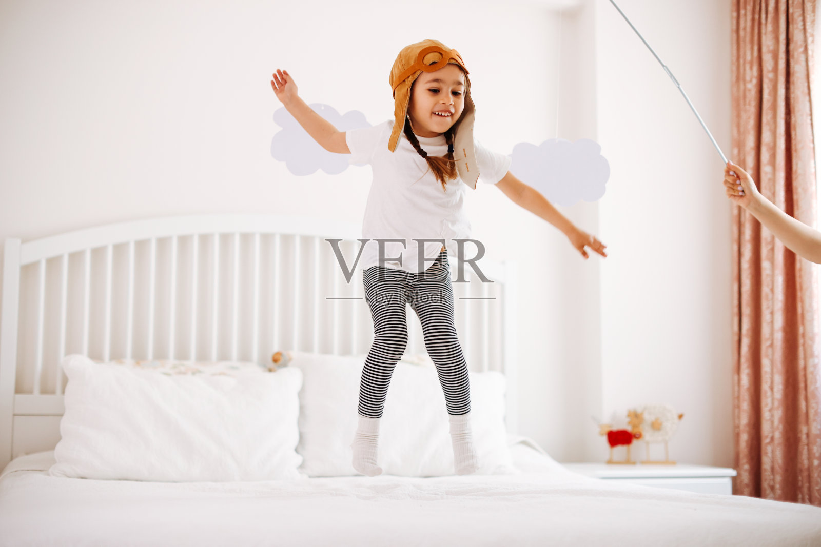 小女孩戴着老式飞行员帽照片摄影图片