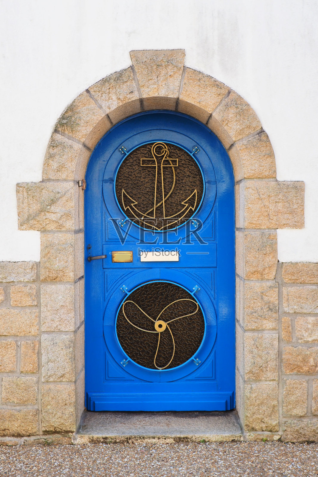 装饰着海洋装饰的美丽的门是法国西部美丽的布列塔尼地区的魅力的一部分照片摄影图片